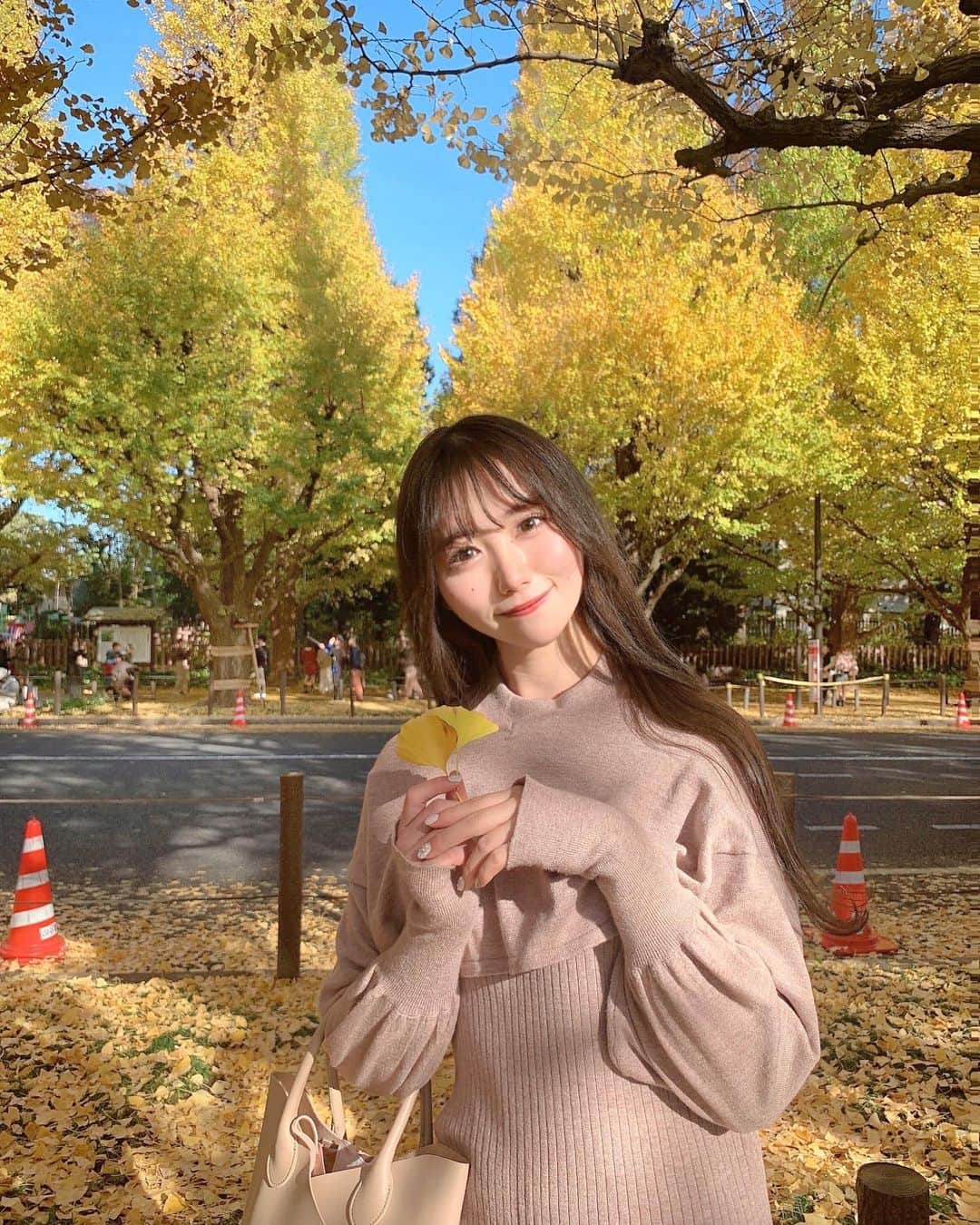 小熊倫実さんのインスタグラム写真 - (小熊倫実Instagram)「🍂🍂🍂 ⁡ 📍 外苑前銀杏並木 ⁡ よくインスタで見かけてずっと憧れだった 外苑前のいちょう並木👩🏻‍🎨🍂 幸 ⁡ 生でみる銀杏並木は想像以上に 大迫力で本当に綺麗だった､､！⁡ 今頃はもうどんどん散り始めてるのかな🥺💭 ⁡ あっという間に11月もおしまいで 今年の期間もアイドル人生ものこり1ヶ月💌 ⁡ 最後の1ヶ月もいっぱいの だいすきなみんなと素敵な瞬間を すごせますように🫶🏻💐 ⁡ #外苑前銀杏並木 #外苑前いちょう並木  #銀杏並木 #イチョウ #🍂 #🌳 #👩🏻‍🎨」11月30日 23時57分 - tsugumi_oguma2929