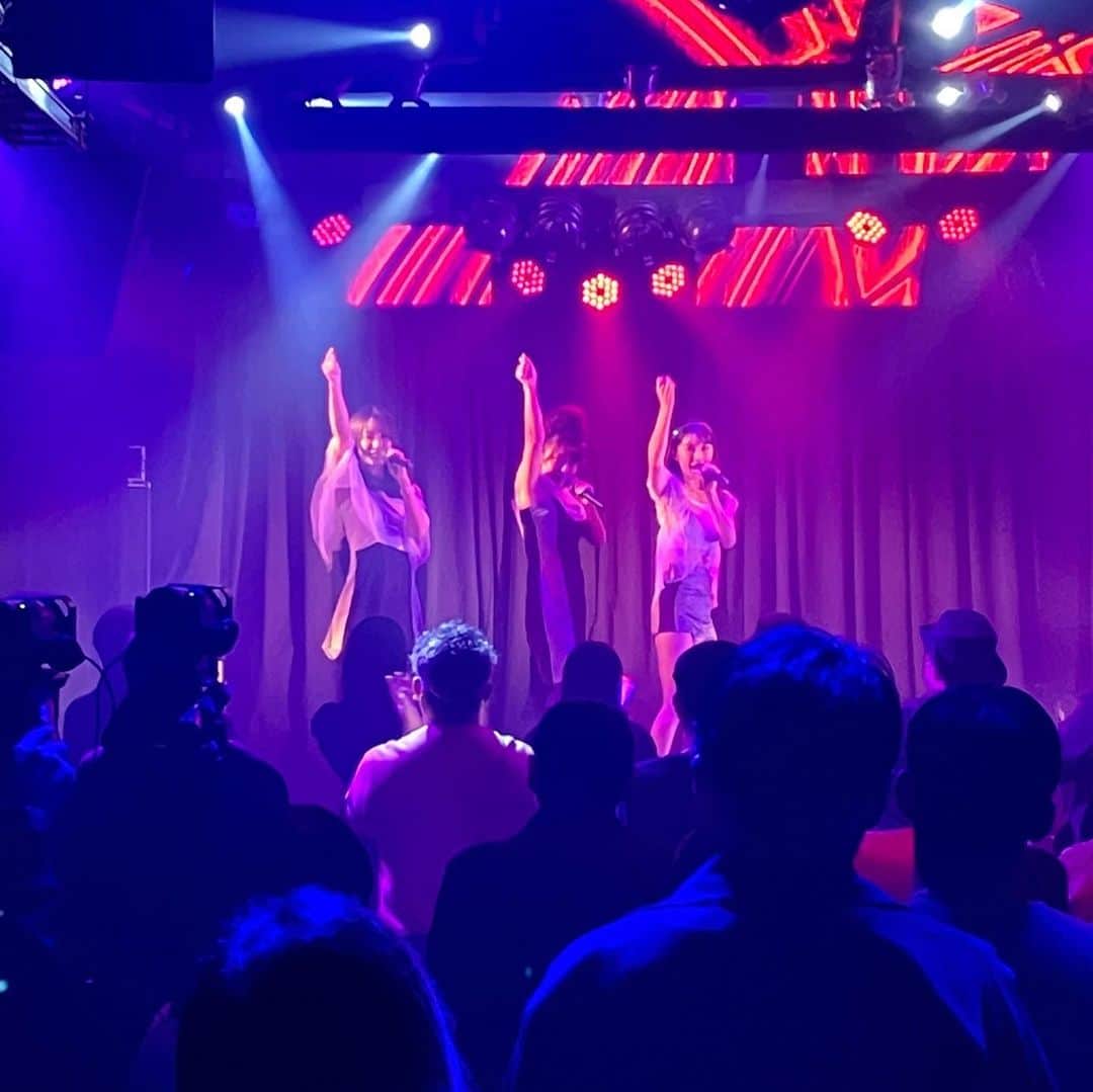 大河内美紗さんのインスタグラム写真 - (大河内美紗Instagram)「『𝓡estart〜Love MIX 2〜』 青山RizMありがとうございました😊 LIVEっていいな😍改めて感じながらのステージ❣️ 声出しできるようになって会場の雰囲気も良くてみんなと過ごす嬉しい時間でした❣️ 楽屋もキラキラ賑やかステキなアーティストさんたくさんで華やかでした🤩 ありがとうございました♪ すぐそばの銀杏並木がライトアップされていたよ✨ 今後のライブ予定♪ 12/9 六本木unravel tokyo 12/22 駒沢Camited 1/21 夜🌙 1/29 ミサイタル⭐︎渋谷LOFT HEAVEN tiget.net/events/203424  #民謡 #民謡旅 #千月会 #楽しい #詩吟 #師匠 #恩返ししたい #唄える幸せ #和歌山県民謡 #民謡旅  #民謡歌手 #sdn48 #r #大河内美紗 #和歌山」12月1日 0時17分 - misa_okochi