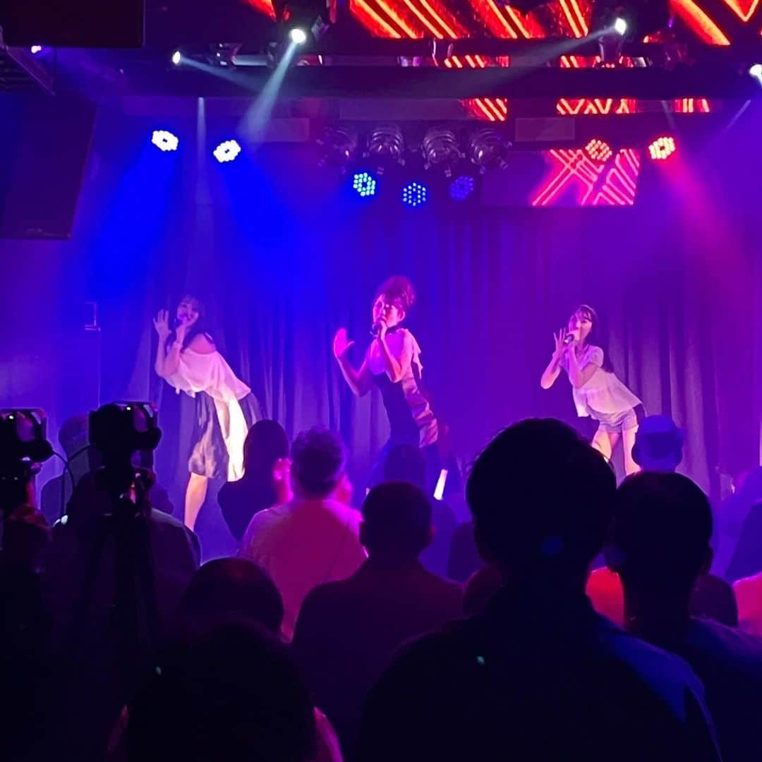 大河内美紗さんのインスタグラム写真 - (大河内美紗Instagram)「『𝓡estart〜Love MIX 2〜』 青山RizMありがとうございました😊 LIVEっていいな😍改めて感じながらのステージ❣️ 声出しできるようになって会場の雰囲気も良くてみんなと過ごす嬉しい時間でした❣️ 楽屋もキラキラ賑やかステキなアーティストさんたくさんで華やかでした🤩 ありがとうございました♪ すぐそばの銀杏並木がライトアップされていたよ✨ 今後のライブ予定♪ 12/9 六本木unravel tokyo 12/22 駒沢Camited 1/21 夜🌙 1/29 ミサイタル⭐︎渋谷LOFT HEAVEN tiget.net/events/203424  #民謡 #民謡旅 #千月会 #楽しい #詩吟 #師匠 #恩返ししたい #唄える幸せ #和歌山県民謡 #民謡旅  #民謡歌手 #sdn48 #r #大河内美紗 #和歌山」12月1日 0時17分 - misa_okochi