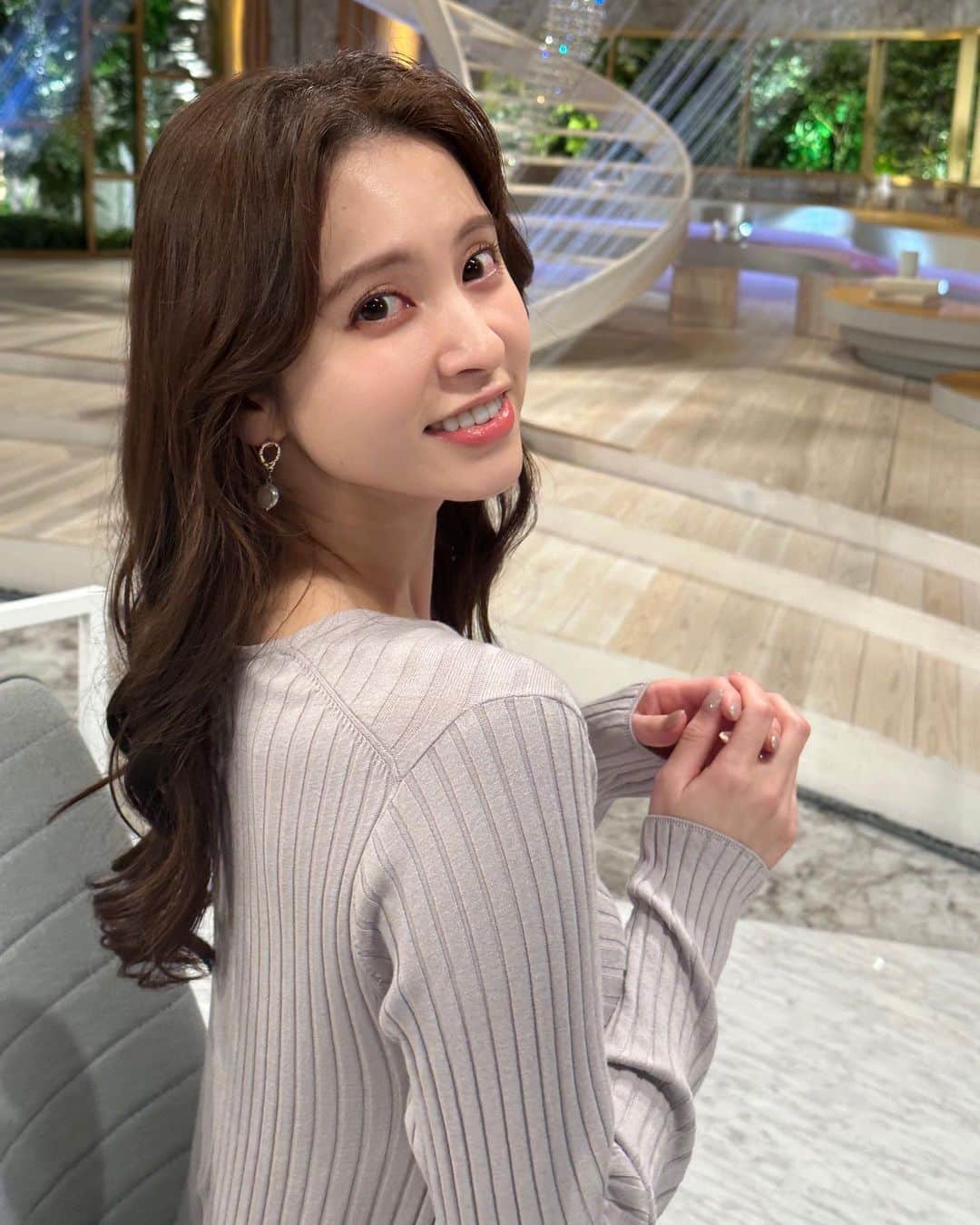 角谷暁子のインスタグラム：「今夜もWBSご覧くださった方ありがとうございました☔️☔️明日もぜひともご覧ください。明日放送の追跡企画、取材を担当しています。 #wbs」