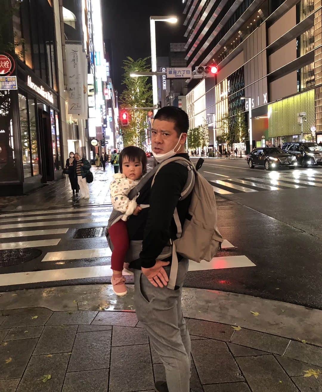 チェリー吉武のインスタグラム：「Parent and child take a walk together in Ginza, Tokyo. The illuminations shine more on the rain-soaked road surface. a little more until Christmas Cherry Christmas🍒🎄  親子で銀座NOW！ 銀ブラ夜の親子散歩 雨に濡れた路面がまた反射でチェリーマッチなイルミネーション 長時間の抱っこはくるみ割りに相当する腰への負担」