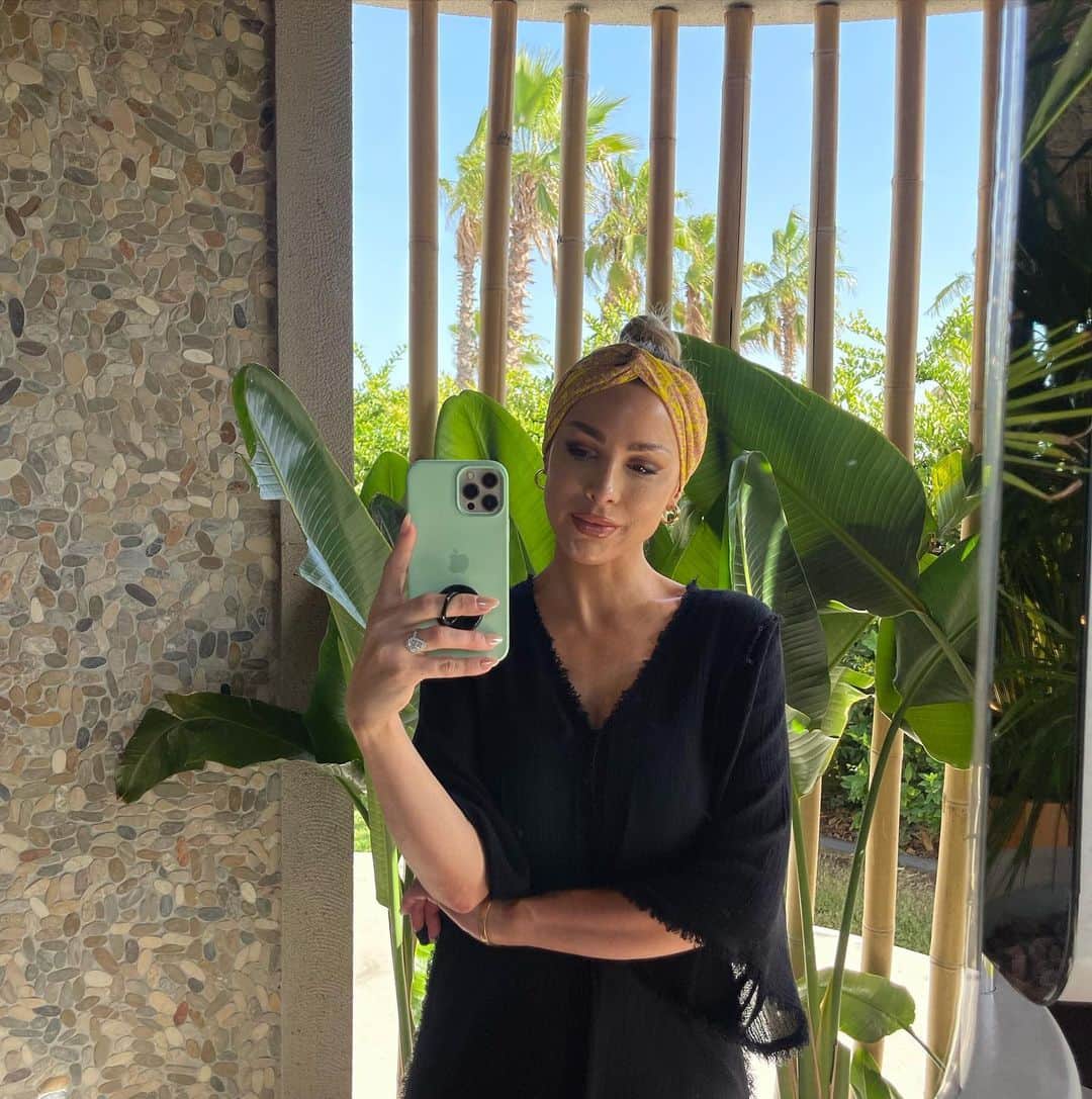 ヨルダン・カーバーのインスタグラム：「Missing the sun lately in Germany」