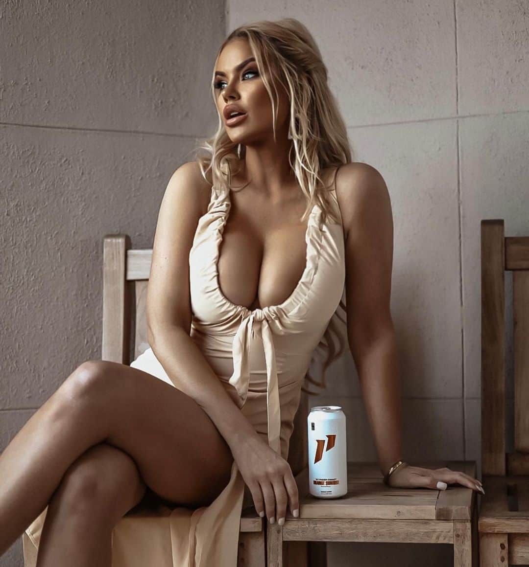 ジェサ・ヒントンのインスタグラム：「Ok I’m ready for snow now. Where should I go?   Tmrw is Dec 1st and wanting to get in the Christmas spirit. So where’s the best spot right now? ⛄️ ❄️   @1stphorm energy drink matching the sunny vibes in Cali 🌞」