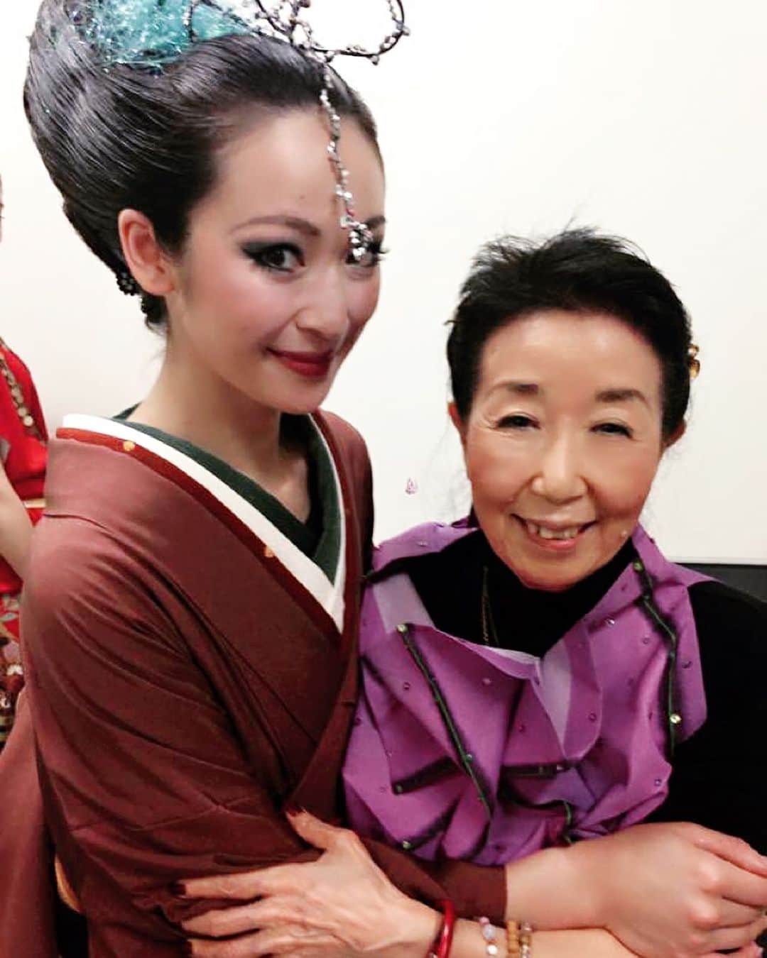Yun（ゆん）さんのインスタグラム写真 - (Yun（ゆん）Instagram)「12月✨師走を迎え、本年もたくさんの感謝や反省をして振り返る時期となり、長文でご挨拶申し上げます🙇‍♀️先日、恐れ多いながら、尊敬する谷口愛子先生のモデルを務めさせて頂きました！『若い頃は、誰もが美しい！型破りと形なし、本物かどうかの分かれ道』出会いは10年ほど前のロレアル50周年(最後の写真)📸『素晴らしい人になりなさい、素晴らしい人に恵まれてるから』と愛子先生が重ね重ね口にした数々な名言が心に銘じる日々、今回は最終幕の中、ヘアショーに難しい私の大量で頑固なさらさら直毛を、本番数日前に先生自ら髪カットをされ、前日まで銀座店にて髪質ケアをして頂き、なんでも似合うと先生に自信をつけられ、初めて和髪スタイルを担当させて貰いました🥹先生の言葉をお借りして『ありがとうの心、そして感謝の心』で胸がいっぱいです❤️『美容とは幸せを創る仕事です』と本当に愛子先生から身に染みる幸せをいっぱい頂きました🥰人生を花になぞられると、芯を強く全開されてる愛子先生に比べ、ゆんはまた五分咲🌷歳を重ねてもなお、その情熱を失わない、精進のみ👏度々#感無量 です🙇‍♀️  AIKO Thanks a Million Charity Live  【人とのつながりに感謝し、美容の情熱に感謝する。いつもの時代でも時代の変化に対応し「芯のある仕事をする」谷口愛子氏。美容にかける情熱と人と人との「つながり」を大切にしながら、次世代の美容師へ想いを伝えるHAIR LIVE。女性たちの髪を美しく、上品に輝かせる為の“結い髪”は必見】  @aiko_m.taniguchi  @arimino_professional  @m.taniguchi_office  @m.taniguchi_ginza  @booze_model   『結い髪』ここに来なきゃ逃してしまった美しい日本語に出会えて感謝😌一生の自慢になる思い出がまた1ページ増えました👏愛子先生、お疲れ様でした！感謝です❤️気付けばファッションとかよりも、芯のある“美”を極める年頃に(笑)日本人よりも日本の歴史に刻める“美”と関わる巨匠な皆様とお仕事ができた事を光栄に思います💐行く年を惜しみながら新しい年に希望を馳せ、クリスマスを控えた街の華やかさに心弾むこの頃。ご機嫌よろしくお過ごしのことと思います。みんなさんにハッピーな12月を🥰 ・ #谷口愛子 #hair #和髪 #思い出 #日本一 #travel #model #大人女子 #美容 #beauty #健康 #感謝 #東京 #ootd #穿搭 #模特 #着物 #和服 #makeup #instafashion #instadaily」12月1日 10時23分 - yunyun_n218