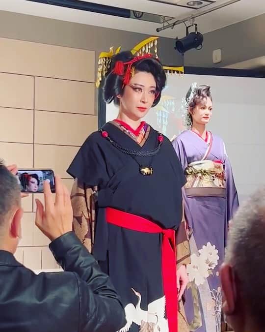 Yun（ゆん）のインスタグラム：「12月✨師走を迎え、本年もたくさんの感謝や反省をして振り返る時期となり、長文でご挨拶申し上げます🙇‍♀️先日、恐れ多いながら、尊敬する谷口愛子先生のモデルを務めさせて頂きました！『若い頃は、誰もが美しい！型破りと形なし、本物かどうかの分かれ道』出会いは10年ほど前のロレアル50周年(最後の写真)📸『素晴らしい人になりなさい、素晴らしい人に恵まれてるから』と愛子先生が重ね重ね口にした数々な名言が心に銘じる日々、今回は最終幕の中、ヘアショーに難しい私の大量で頑固なさらさら直毛を、本番数日前に先生自ら髪カットをされ、前日まで銀座店にて髪質ケアをして頂き、なんでも似合うと先生に自信をつけられ、初めて和髪スタイルを担当させて貰いました🥹先生の言葉をお借りして『ありがとうの心、そして感謝の心』で胸がいっぱいです❤️『美容とは幸せを創る仕事です』と本当に愛子先生から身に染みる幸せをいっぱい頂きました🥰人生を花になぞられると、芯を強く全開されてる愛子先生に比べ、ゆんはまた五分咲🌷歳を重ねてもなお、その情熱を失わない、精進のみ👏度々#感無量 です🙇‍♀️  AIKO Thanks a Million Charity Live  【人とのつながりに感謝し、美容の情熱に感謝する。いつもの時代でも時代の変化に対応し「芯のある仕事をする」谷口愛子氏。美容にかける情熱と人と人との「つながり」を大切にしながら、次世代の美容師へ想いを伝えるHAIR LIVE。女性たちの髪を美しく、上品に輝かせる為の“結い髪”は必見】  @aiko_m.taniguchi  @arimino_professional  @m.taniguchi_office  @m.taniguchi_ginza  @booze_model   『結い髪』ここに来なきゃ逃してしまった美しい日本語に出会えて感謝😌一生の自慢になる思い出がまた1ページ増えました👏愛子先生、お疲れ様でした！感謝です❤️気付けばファッションとかよりも、芯のある“美”を極める年頃に(笑)日本人よりも日本の歴史に刻める“美”と関わる巨匠な皆様とお仕事ができた事を光栄に思います💐行く年を惜しみながら新しい年に希望を馳せ、クリスマスを控えた街の華やかさに心弾むこの頃。ご機嫌よろしくお過ごしのことと思います。みんなさんにハッピーな12月を🥰 ・ #谷口愛子 #hair #和髪 #思い出 #日本一 #travel #model #大人女子 #美容 #beauty #健康 #感謝 #東京 #ootd #穿搭 #模特 #着物 #和服 #makeup #instafashion #instadaily」