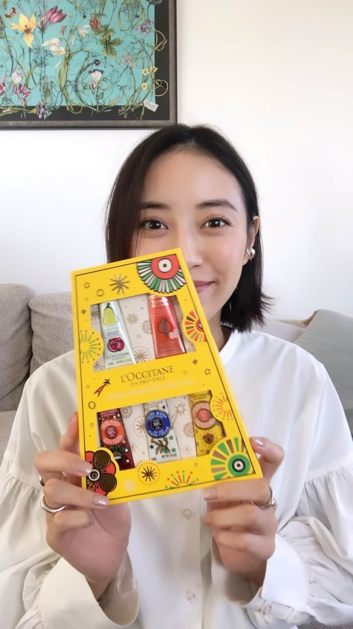 のインスタグラム：「クリスマスまであと24日🎄  ロクシタンの「ハンドクリーム GIFT FOR YOU」 ・ラ・フランスローズ ・マンダリンヴァーベナ ・アップルマロン ・クラシックシア ・スパイシーオレンジラテ 5つの香りがギュッと1つになっていて、どれもなんとも美味しそうな香りです☺️  パッケージも可愛いし、ミニサイズって持ち運びに便利だよね😉消毒や手洗いで荒れ気味なので、今年の冬はバッグにしのばせておこう👌クリスマスギフトにぴったりだなぁ🎅  #ロクシタン #ロクシタンのクリスマスカウントダウン #クリスマスコフレ #クリスマスプレゼント #loccitanepr @loccitane_jp」