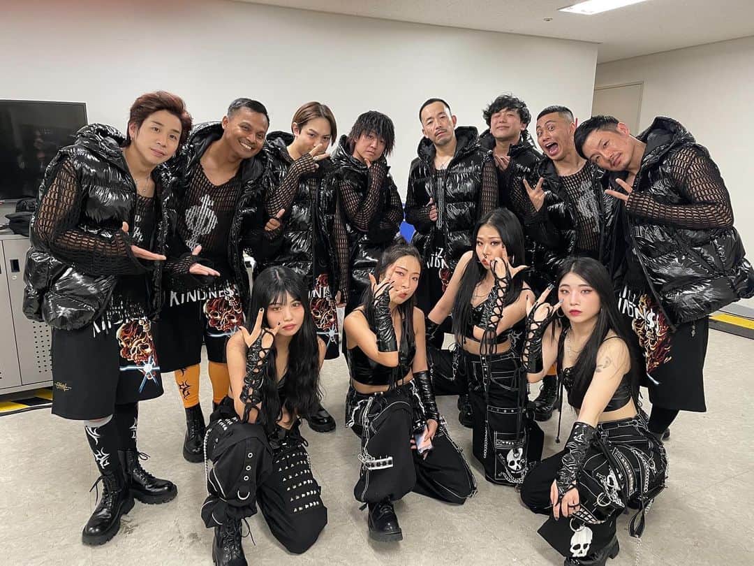 嶋田遼太郎のインスタグラム：「2022 MAMA AWARDS at 京セラドーム大阪  (G)I-DLEさん @official_g_i_dle   "MY BAG"に男性ダンサーとしてTeam"S"から出演させていただきました！  Team"S"の @sakuranko425 さん @nosuke_r1219 さん いつも有難うございます！🙇🏻‍♂️ そして色んな事をまとめて下さった @kurukurucurl さん　有難うございました！お疲れ様でした！  凄く刺激的な大阪4日間でした🙏  アーティストの皆様、関係者の皆様、ダンサーの皆様、裏で関わって下さった皆々様、ありがとうございました🙇🏻‍♂️  #MAMA #MnetAsianMusicAwards #MAMA2022  #여자아이들 #GIDLE #京セラドーム #SOYEON #TEAMS #DANCER #JAPAN」