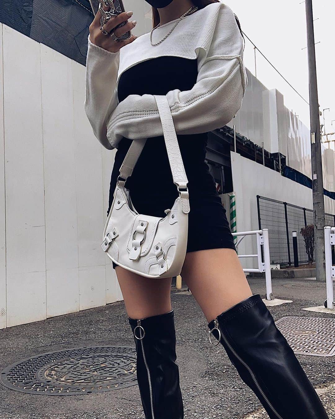 坂本美穂のインスタグラム：「もう12月かぁーーー😮🤍🖤🤍⋆͛ 早いね、あっという間。 載せたい写真たくさんだから こんな時間に更新しちゃう🤟🏽🤪❤️ . #ootd #code #fashion #style #コーデ #ファッション #ロングブーツ」
