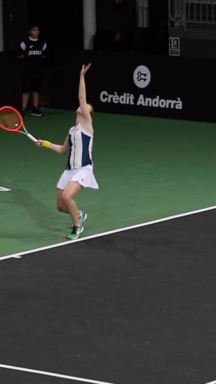 アリソン・バン・アイトバンクのインスタグラム：「👊🏻👊🏻  🇧🇪Alison van Uytvanck VS 🇺🇸Katrina Scott 7-5, 6-2」