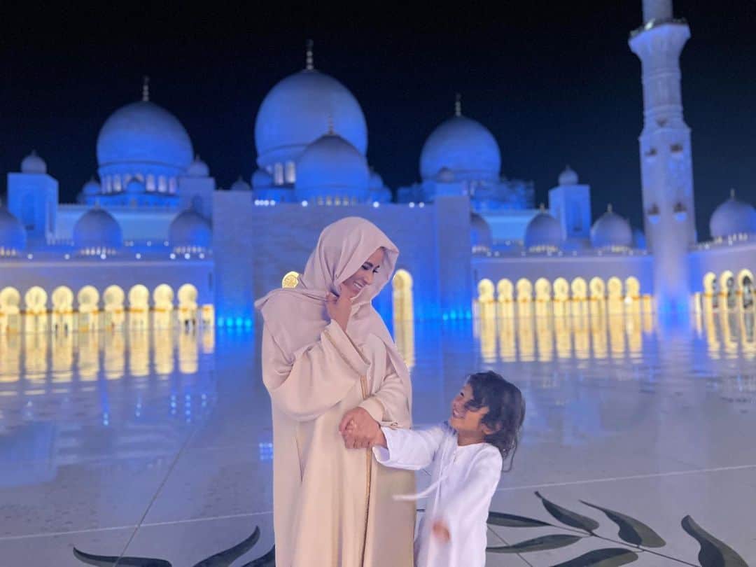 MALIAさんのインスタグラム写真 - (MALIAInstagram)「Abū Dhabī🕌 Dubaiに帰国した日が日曜日だったので ポコちゃん連れて隣り町へ🚗♥️✨ ⁡ Arabic調の建築物が大好きなわたしですが mosqueはもーう圧巻の美しさでした💫💫💫 ⁡ #AbuDhabi #MALIAfam♥️」12月1日 4時45分 - maliarehman