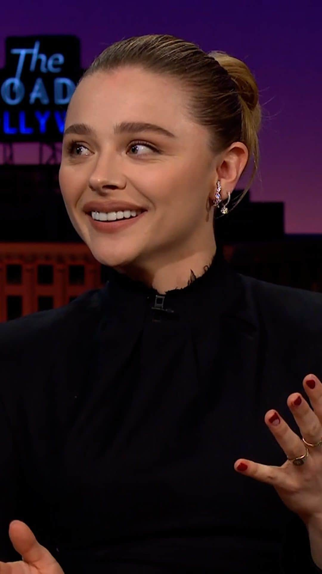 クロエ・グレース・モレッツのインスタグラム：「@chloegmoretz made up a British background to get cast in a #MartinScorsese film 🎥 #latelateshow #jamescorden #chloegracemoretz」