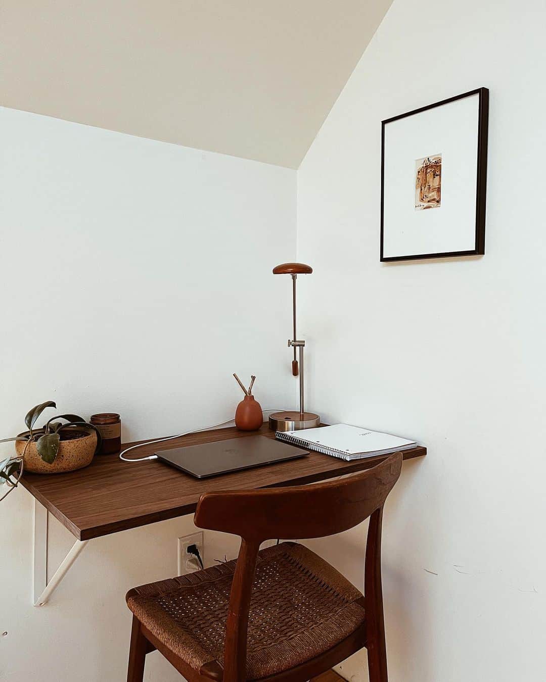 Kate Oliverのインスタグラム：「Quick weeknight project—a little writing desk in our bedroom. The office we use for work is right off the kitchen and doubles as an entryway/hallway to our back porch and main bath, so working for long stretches without interruption is basically impossible. Looking forward to having a quiet corner to write and do other creative work in one of the only rooms of the house that has an actual door (and is tucked away from the fray)!   The walnut ply and edge banding was leftover from another project, was finished with Tried & True (we always have that laying around) and the brackets were $15. It doesn’t take much to craft a sacred place to create. ✨」