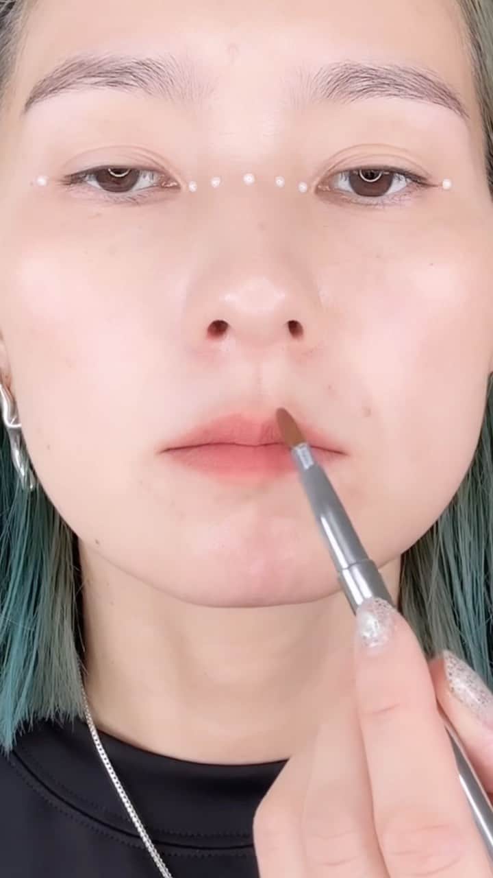 三苫愛のインスタグラム：「Pearl dots makeup🦪⚪️ これはかなりたくさんですが、目尻にチョンくらいだと良い感じに可愛くなります！👌 #makeuptutorial #pearlmakeup #partymakeup #パーティメイク」