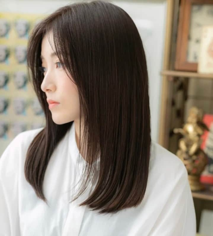 楽天ビューティさんのインスタグラム写真 - (楽天ビューティInstagram)「ヘアスタイル紹介 ✂︎... 大人かわいい💚センターパート ミディアムヘア✨ by @coverhair さん  センターパートにすることで ぐっと大人っぽさが💕  斜めやかき上げなどアレンジがしやすいのも◎  毛先はぱつんと揃えることで さらに今っぽくなりますね。   @coverhair さん、 ご協力いただきありがとうございました🤍  --------ヘアスタイル投稿 募集中--------  皆さまの素敵なヘアスタイルを募集中🤍  #rakuten_beauty をタグ付けいただいた ヘアスタイルの中から担当者がピックアップして ご紹介させていただきます。 ぜひご投稿ください✨  ------------------------------------  ●口コミ投稿で楽天ポイントゲットしよう！  楽天ビューティでネット予約、施術完了後に 口コミを投稿いただけると 楽天ポイントが50ポイントももらえちゃいます✨  　▼条件詳細はこちらから 　https://beauty.rakuten.co.jp/cnt/topics/campaign/review/ 　（もしくは「楽天ビューティ　口コミ　50」で 　　検索してくださいね🤍）  　※電話予約は対象外 　※口コミが公開された方が対象  ------------------------------------ #くすみカラー #黒髪アッシュ  #ヘアアレンジ #ヘアスタイル #顔まわりカット #センター分け #センターパート #ミディアム  #ミディアムヘア  #ヘアサロンモデル #ヘアカラー #サロモ #大人ヘア #ミディアムスタイル #波巻き  #ヌケ感 #大人っぽい #美容室 #ヘアサロン #楽天ビューティ #ポイ活 #楽天ポイント」12月1日 8時57分 - rakutenbeauty