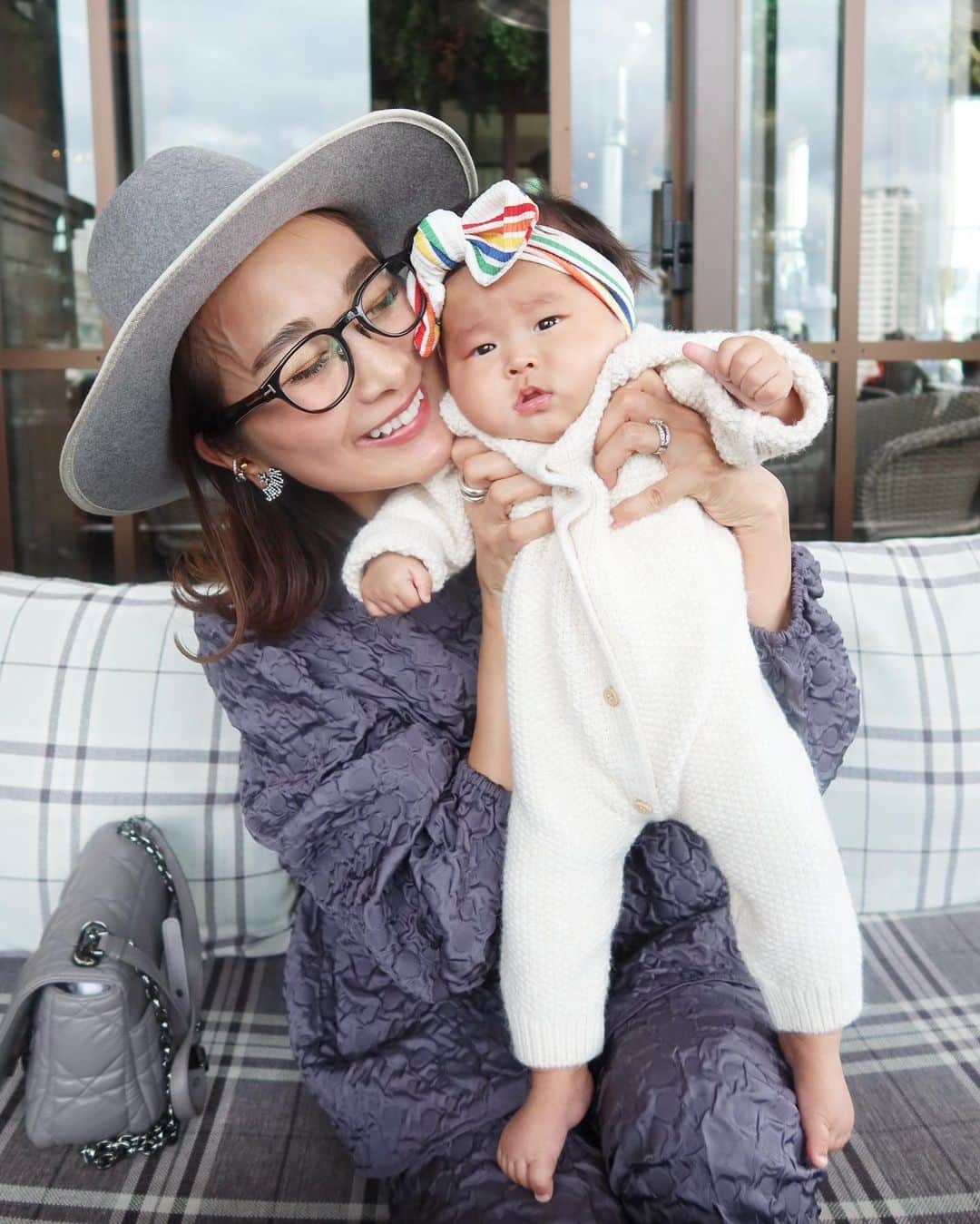 Mai Wakimizuのインスタグラム：「あっという間に4ヶ月♡息子の時はただただ寝顔を見続けて気付いたら寝落ちしてたり、成長に合わせて出来ることを毎日少しずつ練習させたりしてたけど、娘とはじっくり向き合えてなくてそうゆうの全く出来てなかった（；＿；）4ヶ月になって急に寂しくなり焦り始める。笑 今のところ本当に手がかからないママ想いの赤ちゃん♡ドスコイ顔も愛おしい。笑 ✔︎ビクビク動作始まる ✔︎ヨダレ出てきた ✔︎うつ伏せは練習2日目で完璧 ✔︎指は3.4本口に入れるタイプ ✔︎逆寝返りが出来る(うつ伏せの状態からの寝返り) ✔︎授乳の時顔を見てくる ✔︎哺乳瓶を自分で持とうとする ✔︎夜は基本21:00から6:00ぐらいまで寝る(たまに夜中1回起きる) ✔︎その後11:00ぐらいにまた起きてミルク飲んだ後、お膝の上で1時間ほど遊んでから寝ると16〜17時ぐらいまで寝る ✔︎ミルクは1日200ccを2回、後はおっぱい ✔︎おもちゃを掴んだり舐めたりする ✔︎鼻くそのたまり方がすごい ✔︎バンボデビュー ✔︎母の抜け毛が最高潮 #生後4ヶ月#女の子ベビー#0歳女の子#女の子ママ」
