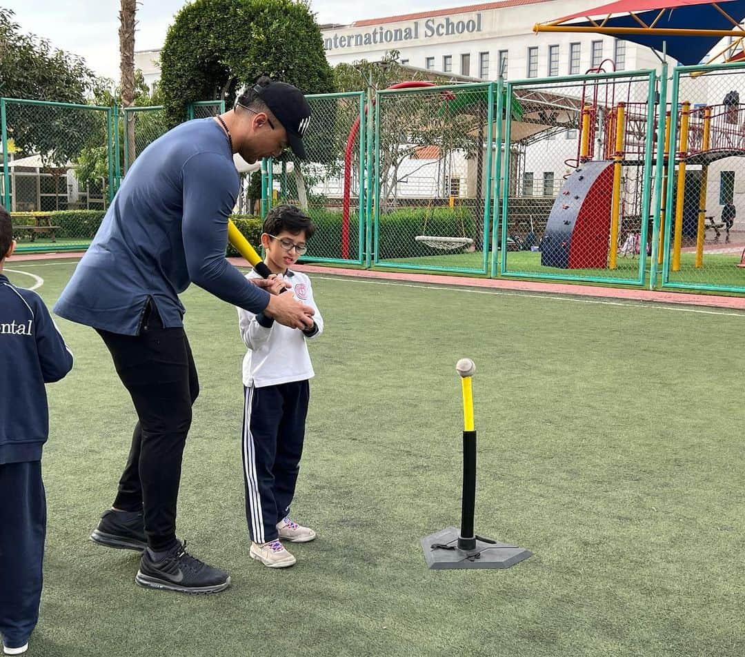 ジャンカルロ・スタントンさんのインスタグラム写真 - (ジャンカルロ・スタントンInstagram)「What a fun experience teaching these kids how to play baseball in Egypt !Watching them swing a bat & play catch for the first time in their life brought back many memories. Very cool to open the doors of thought & opportunity to play. No matter where you are in the world📍 Our paths are all different. Some with much harder roads. But It all starts with a dream!」12月1日 9時55分 - giancarlo818