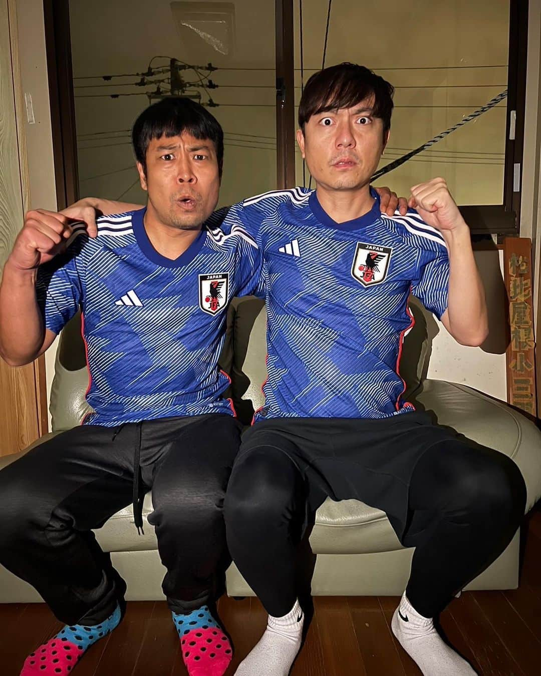 桃原優樹さんのインスタグラム写真 - (桃原優樹Instagram)「【決戦】 サッカー日本代表を応援します🇯🇵⚽️ 実家感半端ないです。だがそれがいい！！ 左は快足の身体能力バケモンSB顔。 右は才能あるやつみんな嫌い、ウイイレだけ強いマウントベンチMF顔。 #沖縄#okinawa#日本代表#ワールドカップ#football#サッカー」12月1日 21時05分 - toubaru_yuki_momo