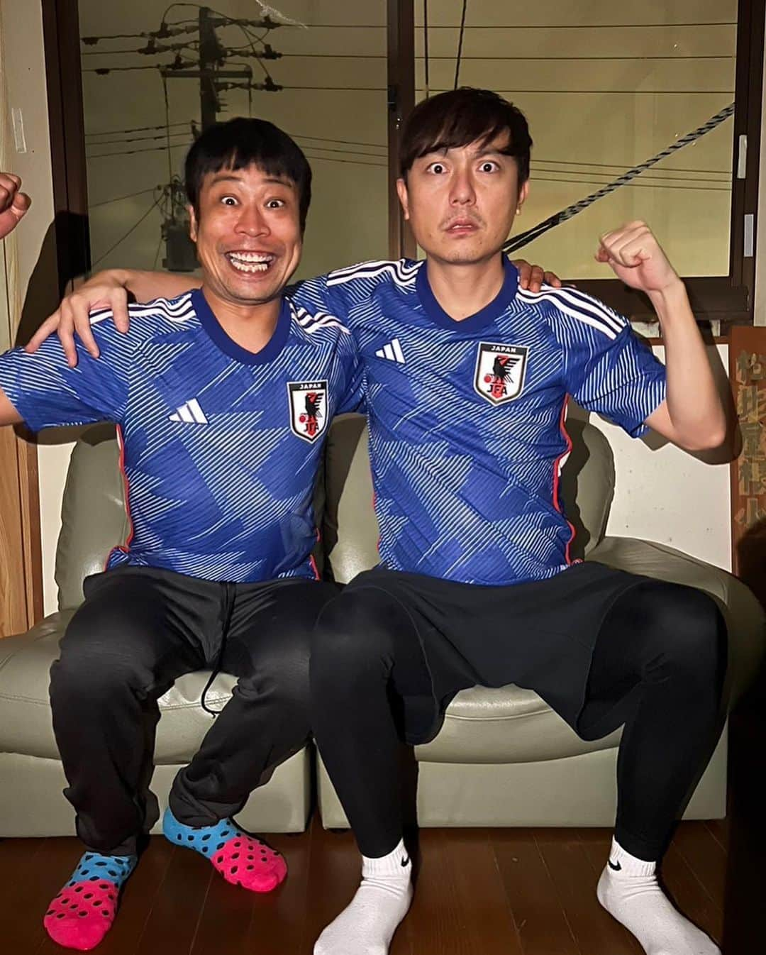 桃原優樹さんのインスタグラム写真 - (桃原優樹Instagram)「【決戦】 サッカー日本代表を応援します🇯🇵⚽️ 実家感半端ないです。だがそれがいい！！ 左は快足の身体能力バケモンSB顔。 右は才能あるやつみんな嫌い、ウイイレだけ強いマウントベンチMF顔。 #沖縄#okinawa#日本代表#ワールドカップ#football#サッカー」12月1日 21時05分 - toubaru_yuki_momo