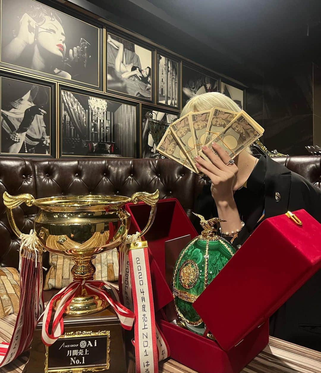 早川隆勢のインスタグラム：「11月度1000万over、No. 1ありがとうございます。 ミナミのホストで史上最年少記録となる18歳未経験4カ月目で1000万を達成することができてほんとによかったです。 支えて頂いた姫様方ほんとにありがとうございました。」