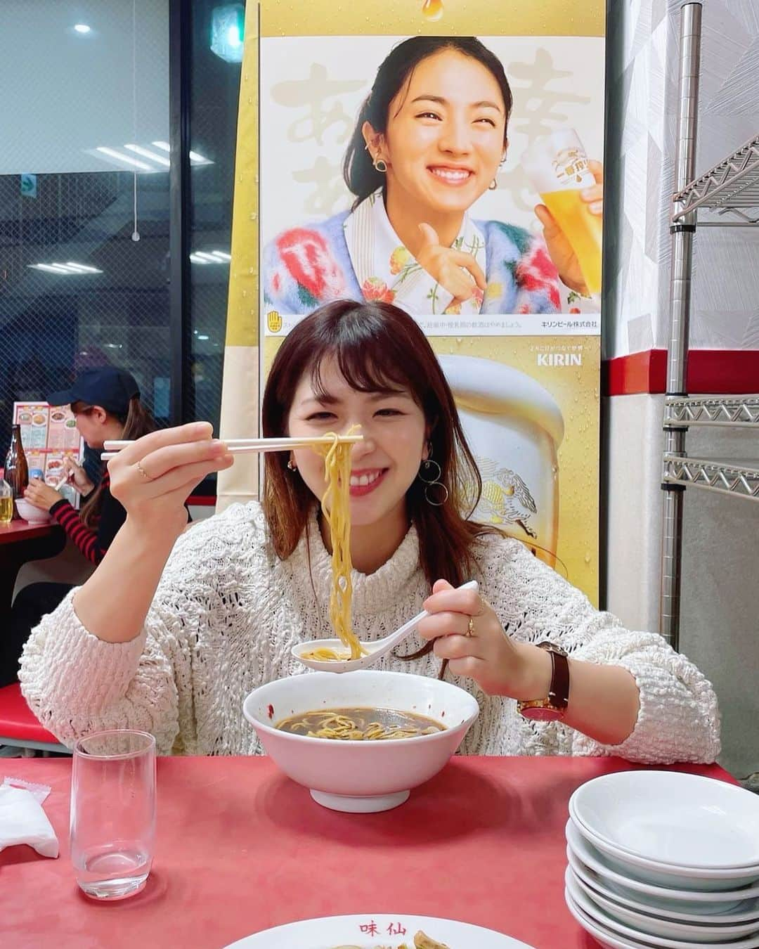 白井奈津さんのインスタグラム写真 - (白井奈津Instagram)「みんなにっこにこ🍜  #満島ひかり様と笑い合える幸せ #こんばんは12月 #味仙 #あさりラーメン #明日もフレフレフライデーよろしくね👂✨ #zipfm #hoorayhoorayfriday #📻」12月1日 19時51分 - shirai_natsu