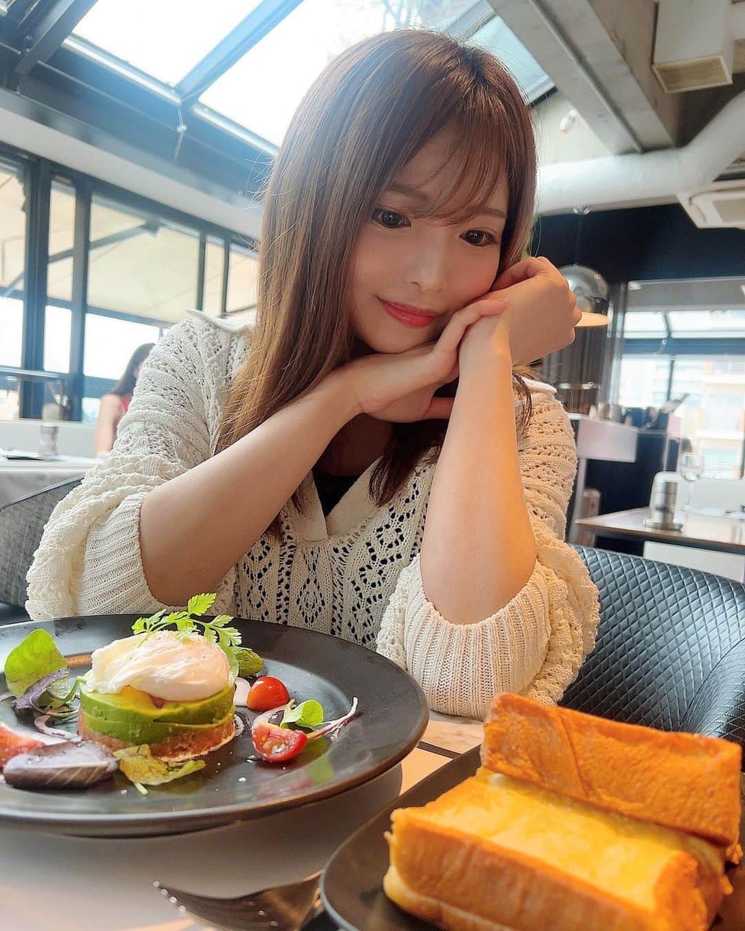 西谷麻糸呂のインスタグラム：「🤍  いつかのランチ。 MERCER BRUNCHのフレンチトースト…美味しすぎた😨🫶  今日は打ち合わせしてきました〜💪 皆さんも一日お疲れ様です😌♡」