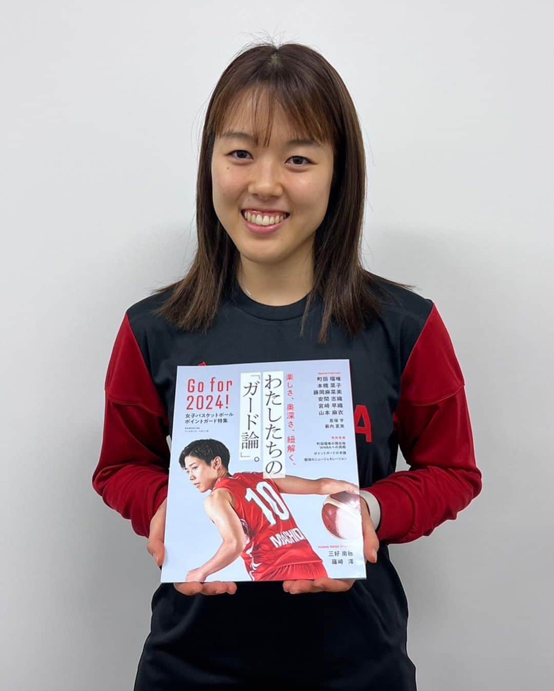 山本麻衣のインスタグラム：「. . . 「わたしたちのガード論」  11/29発売されています。  こんな形で取り上げてもらえて嬉しいです🥺 もっと頑張ります👊」