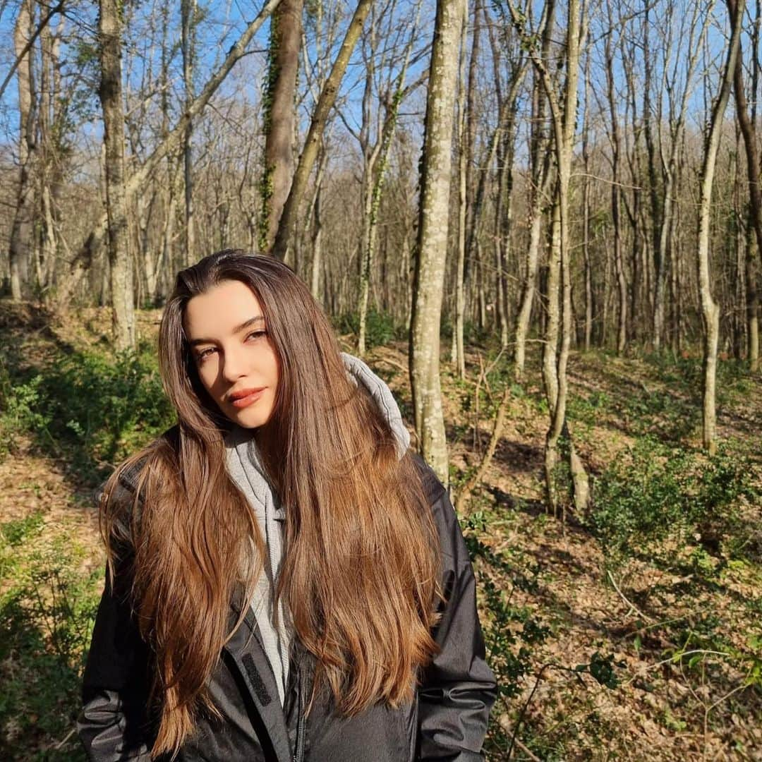 Leyla Lydia Turgutluのインスタグラム：「in my element🌳😎güneşi özledik☀️#tbt」