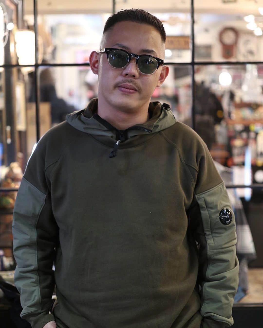 酒井尚のインスタグラム：「2022年も残すところ1ヶ月ですね。  最近は意味ないYouTubeにハマっております。  おすすめは『審判 誤審』と『撮り鉄 喧嘩』です。  #フェードカット #スキンフェード #クロップスタイル」