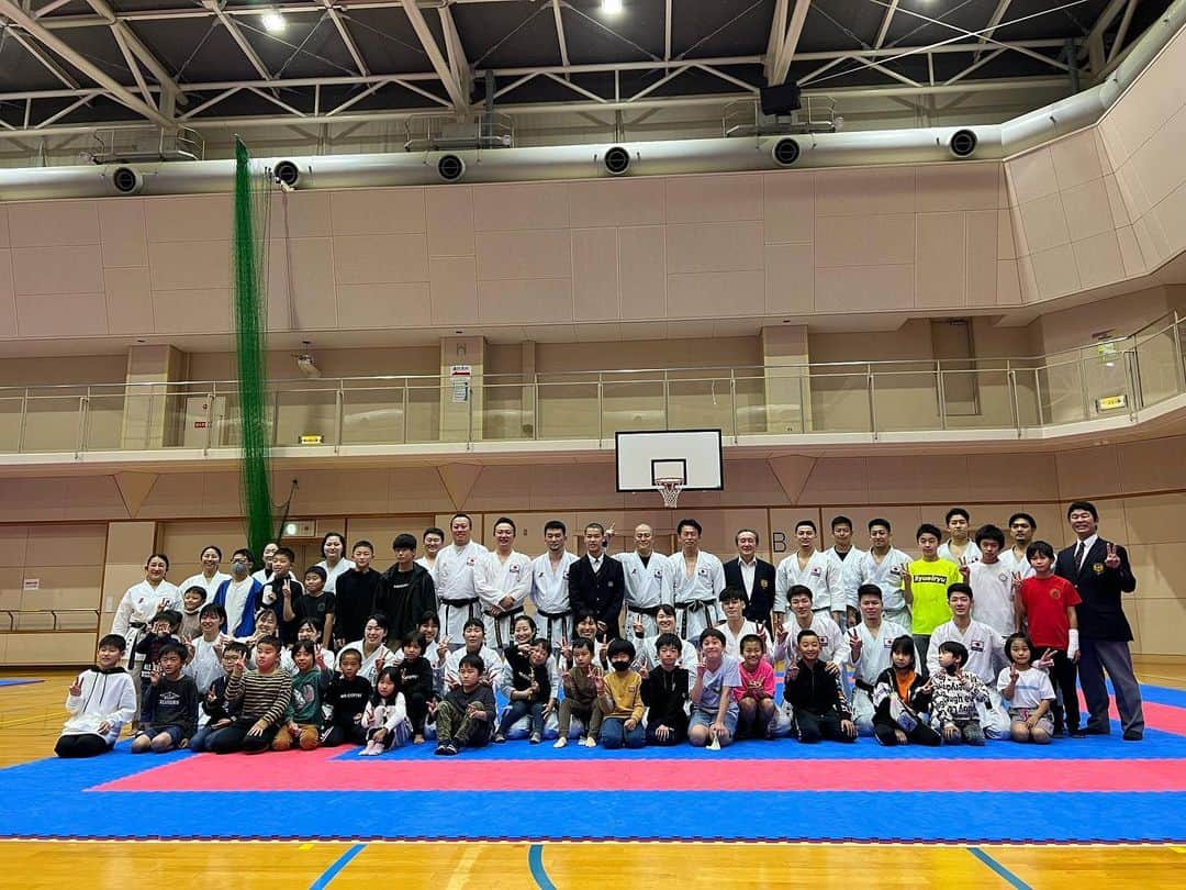 西村拳のインスタグラム：「. アジア選手権前の強化合宿が福岡県で行われました。  福岡で全日本合宿が行われるのは約30年ぶりとのこと。 僕の地元で現役中に合宿があるのは素晴らしいタイミング。 来年は6月に福岡でプレミアリーグ開催されます。  空手界、地元福岡を盛り上げる為にもっと頑張ります！  いい合宿でした。  福岡県連と関係者の皆様ありがとうございました。  #福岡 #南福岡 #空手 #全日本強化合宿 #地元」