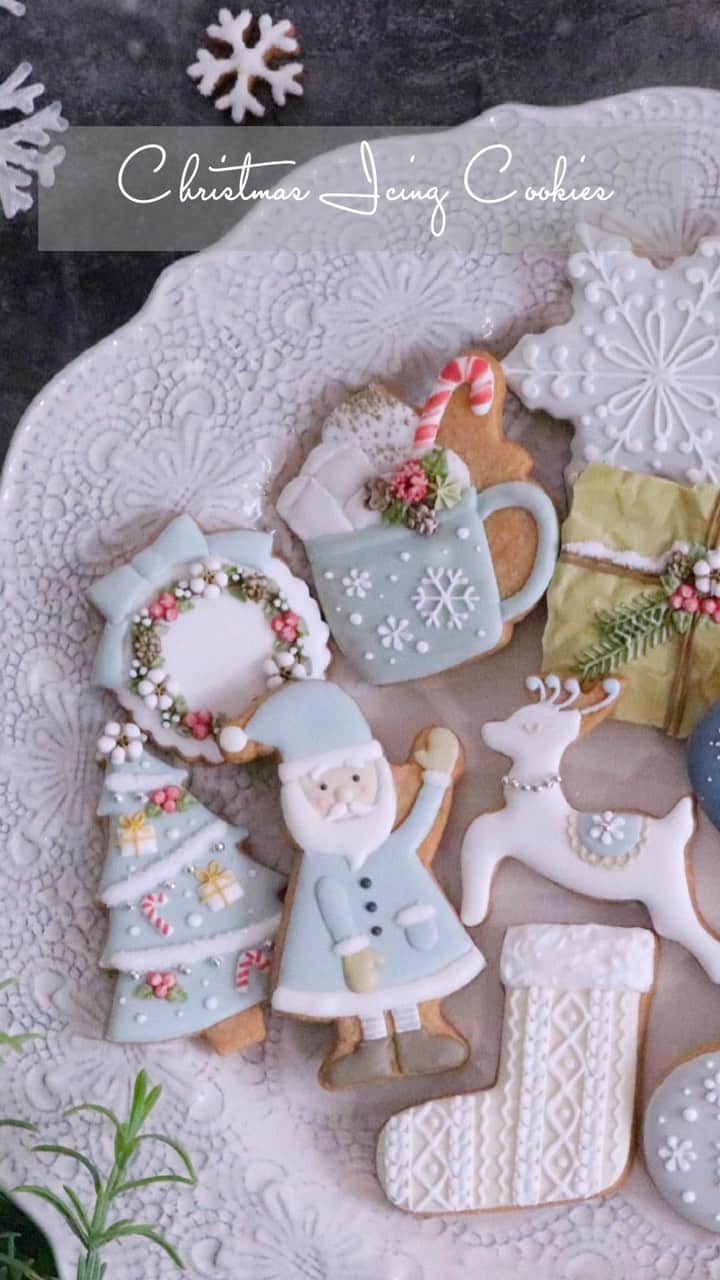 melodyのインスタグラム：「今日から12月ですね✨ 今回もクリスマスのアイシングクッキーの作り方です。私のこだわりと大好きが詰まったデザインです🎄❄️  パーツの作り方まで載せたので、アイシングクッキーの動画としてはなかなかの長尺になりましたが、クリスマスのBGMとしてもお楽しみください♪  動画へはハイライト(YouTube)から、もしくはプロフィール欄下のlit.linkから飛べます♪  #アイシングクッキー#icingcookies#Christmas#クリスマス#クリスマスクッキー#動画」