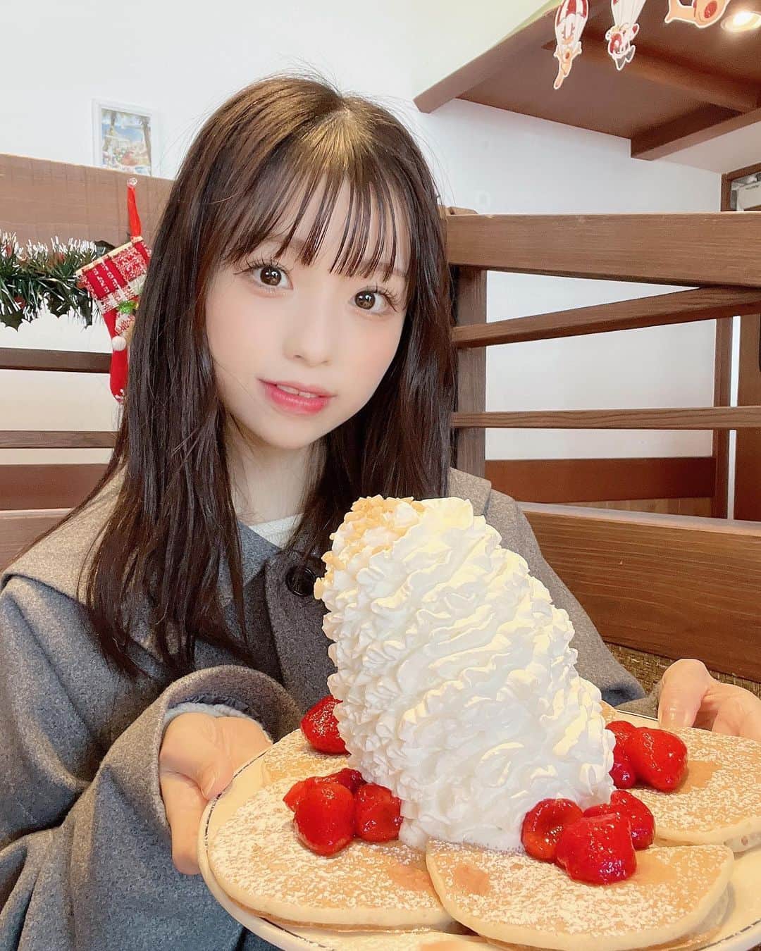 美咲優羽のインスタグラム：「. . . . 生クリームのタワーやぁ〜🗼🍓 みんなの中でゆーってどんな存在？😳🐬 ゆーはフィンファミが大好きでフィンファミのみんなとずっと一緒にいたい！😌🤍 . . . . #selca #selfie #셀카 #셀카그램  #ootd  #instagood #instalike #followme #アイドル #パンケーキ #japanesegirl#japaneseidol#japanesegirls#エッグスンシングス #表参道カフェ #粉我 #美白 #攝影#旅遊攝影 #拍攝#寫真#攝影日記#人像攝影#攝影師#互惠#拍照#台灣攝影師#人像摄影#攝影日常#ootd4nylonjp」