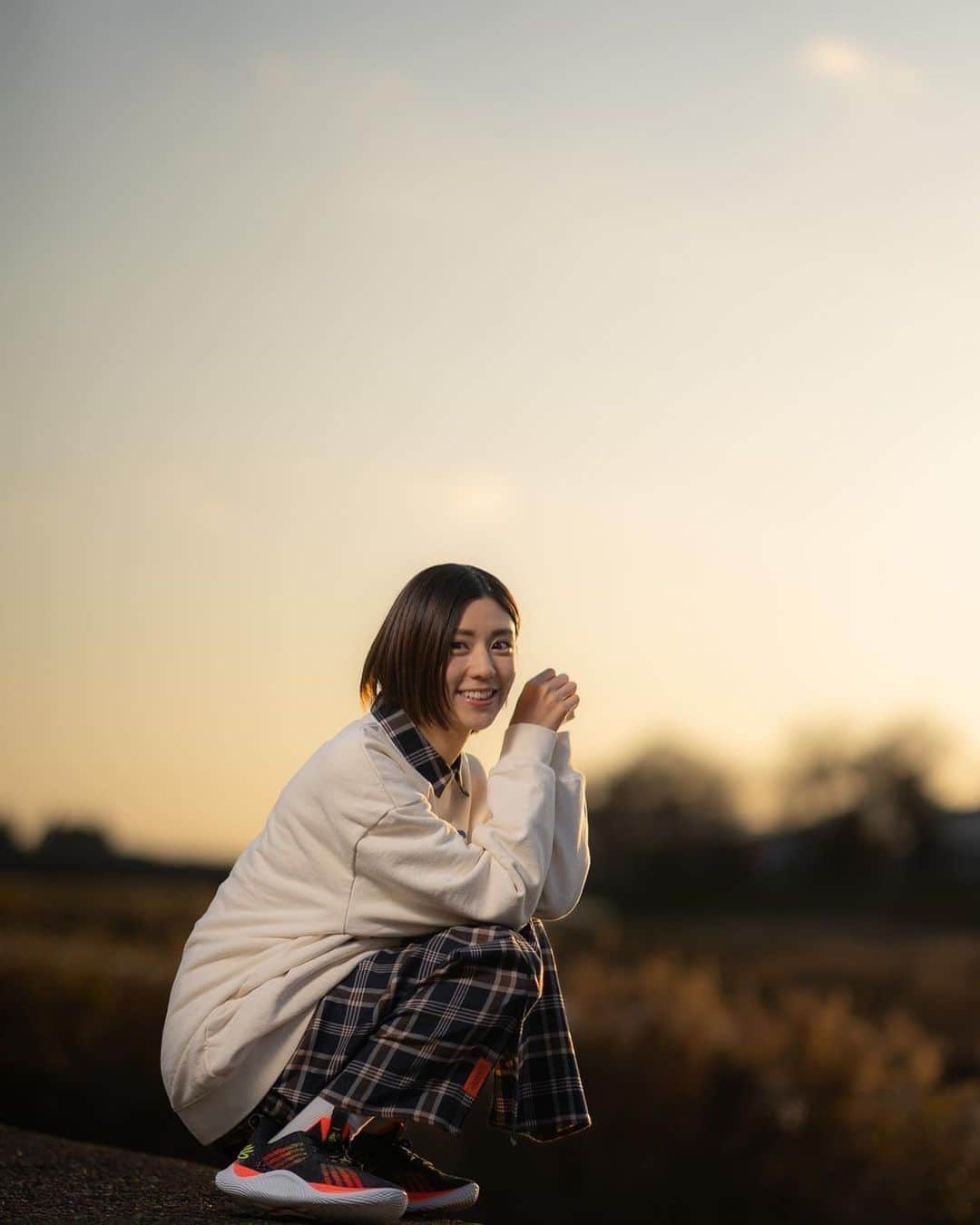のインスタグラム：「2022年、 最後のひと月の始まりは 東京はぐっと寒い日でした⛄️  最高にかっこいい、 カリー10「IRON SHARPENS IRON」 を履いて☺️👟  "As iron sharpens iron, so one man sharpens another."  このシューズの名前のように 仲間、そしてチームと切磋琢磨し合って、 最後まで感覚を研ぎ澄ましていけますように。  みなさまお体にお気をつけて、 12月も良い時間を過ごしましょう😊  トレーナーもWarriorsな日でした。 NBAはファッションとしても最高。  この写真の日のことは、 またお知らせします😌  photo by @oshibadabudori   #curry10 #curryflow10 #ironsharpensiron   Btw it was truly like dreaming that Steph with the same shoes of me was right in front of me at the JAPAN GAME…」