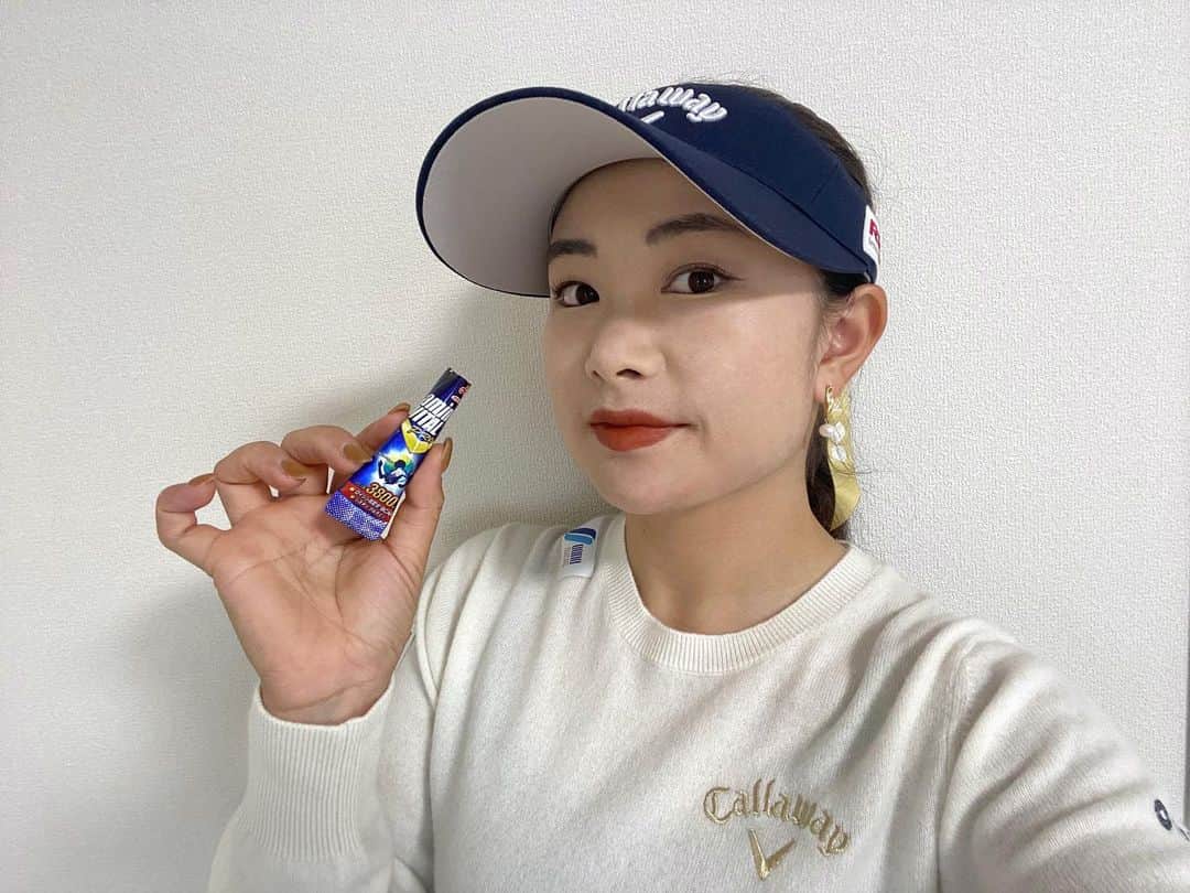 河本結のインスタグラム：「. みなさん、こんにちは☺️ . いきなりなのですが！ 今日は、最近の私の運動時に欠かせないものを 紹介したいと思います✨ . それは、 「アミノバイタル® プロ」です . 「アミノバイタル® プロ」は スポーツ時に大切なアミノ酸 （9種類のアミノ酸からなるロイシン高配合必須アミノ酸 ＋シスチン、グルタミン）が3800mg入っています✨ . アミノ酸はたんぱく質を構成する栄養成分で エネルギー源でもあるので 生きていく上で欠かせないものなんです！ . わたしも継続して使っています✨ 1日1〜3本を目安に、 運動前に飲むのがおすすめです😉 . 口どけの良い顆粒状で、 飲みやすいグレープフルーツ味(無果汁)。 . スティックタイプで持ち運びが便利なのも最高です😊 . ゴルフで18ホールプレーしたり、 いろいろな運動する方 ハードな練習をこなすアスリートの方、などなど。 . ぜひ、試してみてください🍹✨ . #アミノバイタル #aminovital #味の素 #PR」