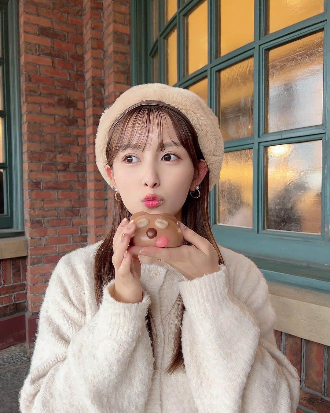 のインスタグラム：「ティムティム🐻🫰🏻  よく高校の終わりに ハリドリだけ乗りに行ったりしたなぁ〜🎢🎄✨  実は、初めてテレビのお仕事をしたのが 10歳の頃なのですが それもusjの子供番組でした😂  そこから、本格的に芸能のお仕事が スタートしたのです🥲💕  なので本当に思い出深い場所！ 永遠に大好き😘 #ユニバ#usj」