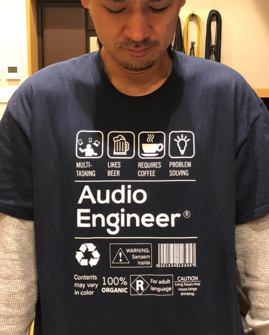 Taku Takahashiさんのインスタグラム写真 - (Taku TakahashiInstagram)「音楽エンジニアという職業があります。良い音で録音したり、絶妙な音量のバランスをとってくれるお仕事。同じ曲でもエンジニアが変わると全く違うものに聴こえることすらあるんです。  今日は関根青磁という僕の作品のエンジニアについて。彼と初めて出会ったのが、SMAPのアルバム。すごく感動したのは、途方にくれるくらい大変な実験を、僕が納得いくまでトコトン付き合ってくれたこと。「ここまで音の冒険を付き合ってくれるんだ！」って今でもあの日の喜びはハッキリと覚えてる。  あまりにもトコトンすぎて、終了するのが翌朝6時は当たり前(スタートは14時くらい)、たまに朝10時までって時もありました。それでも嫌な顔を一切せず色んな音の実験を一緒にいっぱいしていきました。  ミックスダウンだけでなく、ボーカル録りの時も良い音で録ってくれるだけとどまらず「ここは休んでもらうタイミングじゃない？」とか「こういうの試してみたら？」とか助言をくれたり、私のケアレスミスを拾ってくれたり。時には作戦参謀、時には兄貴みたいに、何年経っても重要な存在。  「僕っぽいサウンド」は青磁さん無しでは、生まれなかった。いつも僕の理想のスタイルに近づけてくれた人です。  そんな青磁さんが他界しました。めちゃくちゃ悲しいんだけど、それ以上に彼がどれくらいすごいエンジニアか、ってのを少しでもみんなに知ってもらいたくてね。  m-floや僕以外にもTERIYAKI BOYZ、Shiggy Jr.、布袋寅泰、Aimer、NEWSなどに参加したり、Kanye Westでグラミー賞取ったり。日本の音楽の歴史を変えてった人なんです。  あとね、エンジニアとして素晴らしいのはもちろんのこと、人として素晴らしいんですよ。仕事の話をしただけで、青磁さんがどれくらい優しい人だってことがわかるでしょ？僕の文章からだと伝わりきらないかもしんないけど、彼を知ってる人はみんなわかるよね？あの低い声でいつも勇気づけられてきたよね。  青磁さんへ、 面会の時、またしてもチャック全開ですみませぬ！でも、いつもの感じで突っ込みを入れてくれたの、聴こえたような気がするよ。何から何までありがとう。」12月1日 20時40分 - takudj