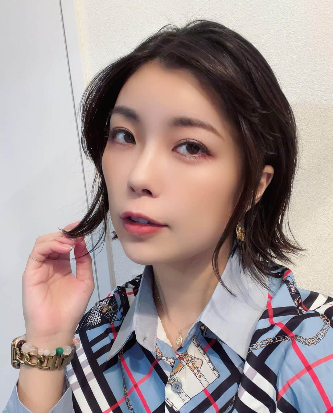 新原ミナミさんのインスタグラム写真 - (新原ミナミInstagram)「12がつぅぅうーーーん🎄 皆様いかがお過ごしでしょうか？ あたしゃなんか知らんけど忙しい日々を送っております。  すき焼きが食べたいです。  誰か僕とすき焼き食べません？🥘  あまり書ける日常もないのでとりあえずマイブームの外ハネとデコだしヘアスタイル載っけておきますね📸  2022年もあとちょっと！悔いのないよう楽しみましょう♬今日も良き1日を🤶」12月1日 20時41分 - shimba373