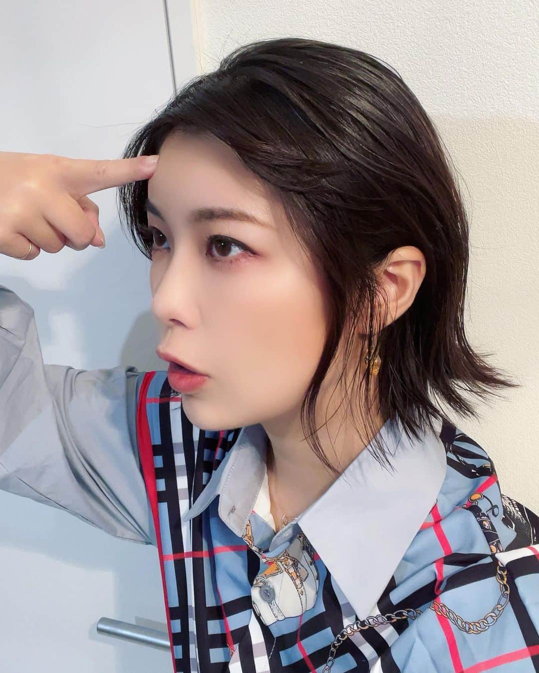 新原ミナミさんのインスタグラム写真 - (新原ミナミInstagram)「12がつぅぅうーーーん🎄 皆様いかがお過ごしでしょうか？ あたしゃなんか知らんけど忙しい日々を送っております。  すき焼きが食べたいです。  誰か僕とすき焼き食べません？🥘  あまり書ける日常もないのでとりあえずマイブームの外ハネとデコだしヘアスタイル載っけておきますね📸  2022年もあとちょっと！悔いのないよう楽しみましょう♬今日も良き1日を🤶」12月1日 20時41分 - shimba373