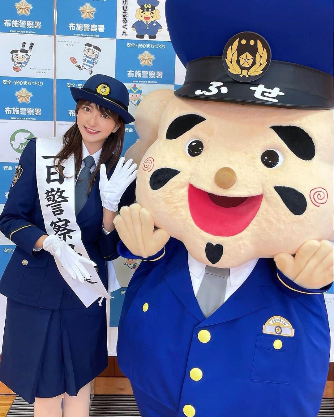 のインスタグラム：「. 「一日警察署長」をさせていただきました！👮‍♀️ . 相棒は、布施戎神社のえべっさん、 布施警察署のマスコットキャラクター 「ふせまるくん」です。🎋 . 署内で"ふせまるくんのお披露目会"と、 "発隊式の指揮"を取らせていただきました！ (今回一般入場はありませんでした🙏🙇‍♂️) . 発隊式では、一斉に出動する白バイやパトカー🚓=3 特別警戒隊の皆さんの凛々しい姿を拝見いたしました。 とてもカッコよく、心強く感じました！ . . 歳末には特殊詐欺や還付金詐欺といった事件、 交通事故などが多発する傾向にあります！ ATMで還付金は受け取れません🙅‍♀️💦 ご親族にお声かけしていただくなど 十分に気を付けて、 安心安全で！素敵な年末を！ お過ごしくださいね👮‍♀️ . 羽田署長からのお知らせでした。 . . . . . . . . . #1日警察署長 #警察官 #警察 #制服 #布施警察署  #大阪府警 #布施戎神社 #神社 #福娘  #ふせまるくん #可愛い #マスコットキャラクター  #イラスト #ゆるいイラスト #サイン #パトカー #白バイ #police」