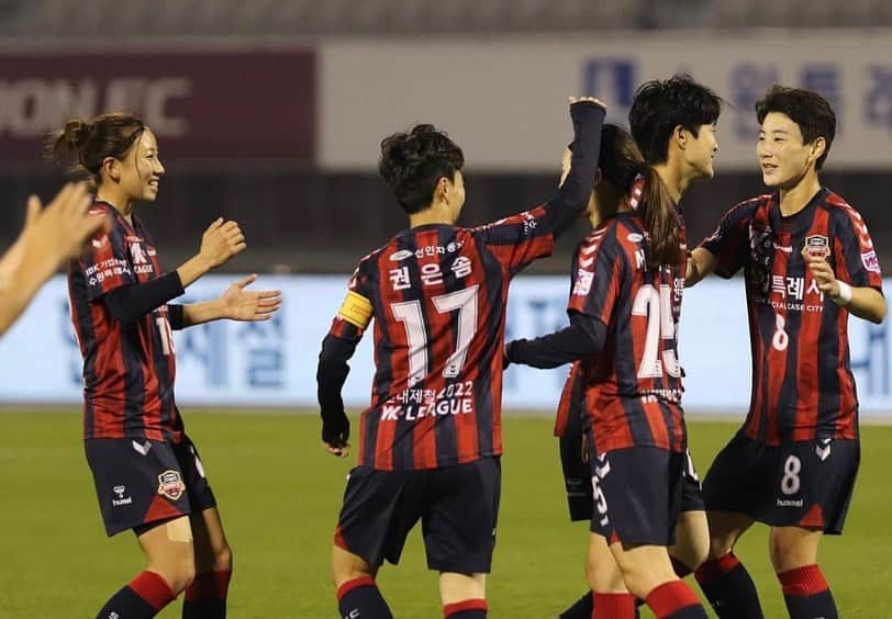 田中萌さんのインスタグラム写真 - (田中萌Instagram)「2022시즌 끝⚽️ 많은 응원 진심으로 감사드립니다🙇‍♀️ 더더욱 성장하고 싶다😆  2022シーズン終了⚽️ たくさんの応援心から感謝します🙇‍♀️ もっともっと成長する😆  #suwonfcwomen  #韓国女子サッカー  #wkリーグ」12月1日 20時33分 - tanakamebae14