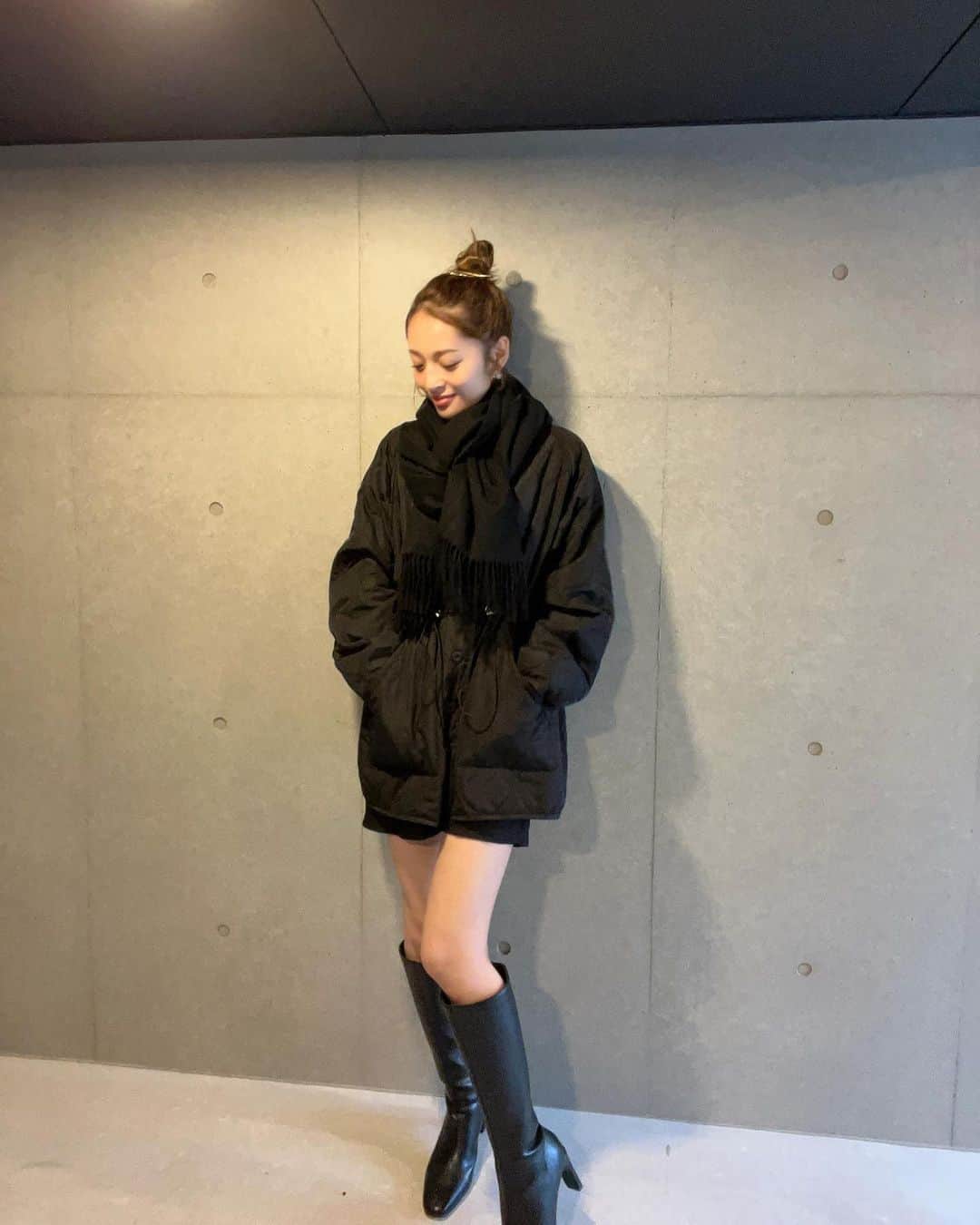 のインスタグラム：「12月も脚出していきましょ☃️  #風邪ひくわ」