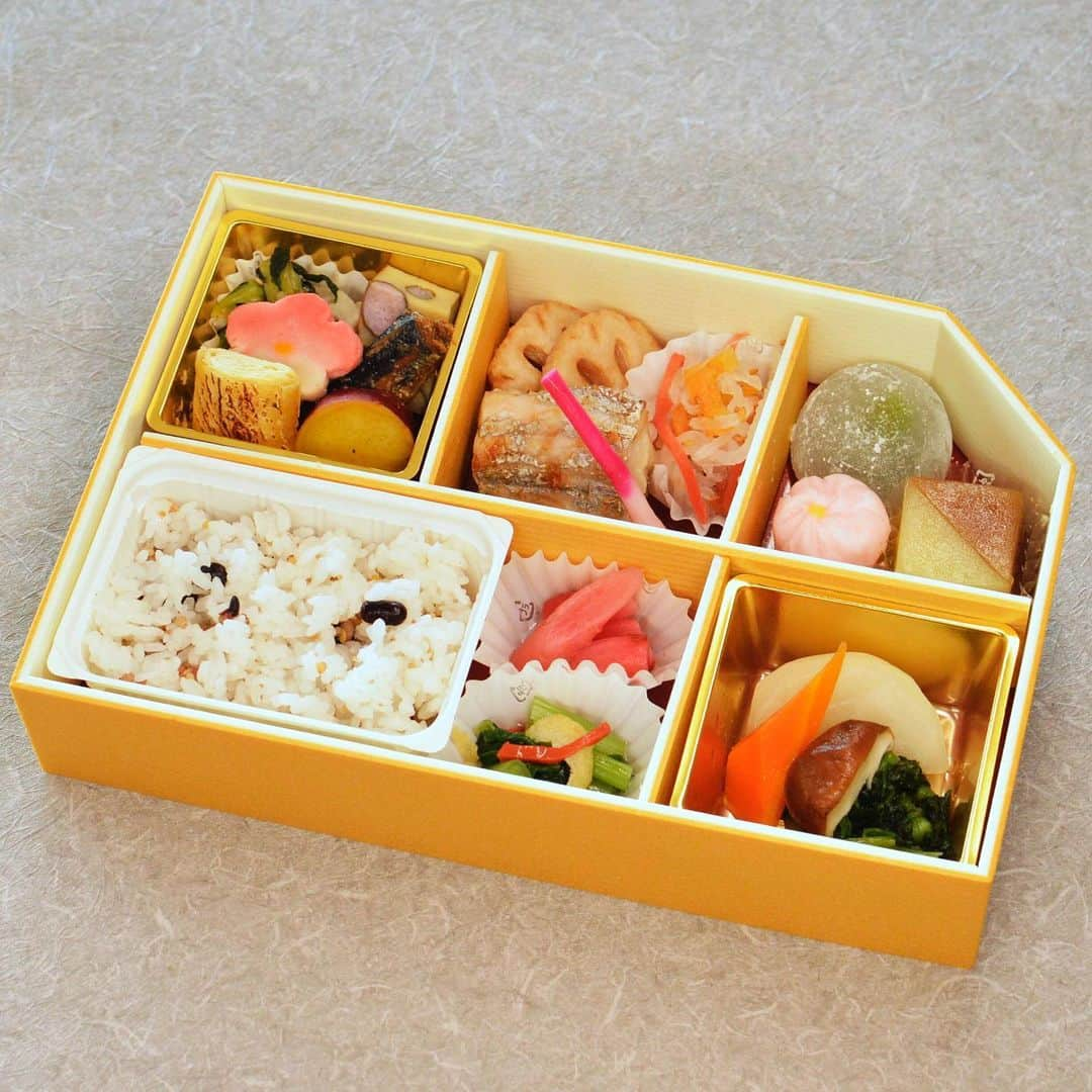 菊水楼公式アカウントのインスタグラム：「＊ 料亭菊水楼のお弁当 // 料亭、近鉄百貨店奈良店  12月に入り、 年末が目の前に見えて参りました。 気温もぐっと下がり、 一気に冬が進んだようです。 皆様どうぞお身体お大事に お過ごしくださいませ。  今月の料亭 菊水楼のお弁当には 冬らしい食材が数々仲間入りしております。  【咲】と【舞】の今月のご飯は、 十八穀ご飯をご用意いたしました。 ぜひ様々なシーンでご利用くださいませ。  ┈┈┈┈┈┈┈ ❁ ❁ ❁┈┈┈┈┈┈┈┈  【咲】2,000円(税込)：写真1枚目 会席の品々をぎゅっとお詰めした『咲』。 ご飯は少なめでご用意しております。 甘味をあつめたコーナも人気です。 お気に入りのランチョンマットや お箸置きを用意して、 おもてなしのお席にいかがでしょうか。  ┈┈┈┈┈┈┈ ❁ ❁ ❁┈┈┈┈┈┈┈┈  【舞】2,500円(税込)：写真2枚目 ご飯もお惣菜も たっぷりとお召し上がりいただける『舞』。 日常のお食事から 会議などのフォーマルなお席まで 幅広いシーンでご好評のお弁当です。  ┈┈┈┈┈┈┈ ❁ ❁ ❁┈┈┈┈┈┈┈┈  【結】3,500円(税込)：写真3枚目 豪華なお惣菜をお詰めした上段が目を惹く 二段のお弁当『結』。 下段には、奈良県産大和牛を使った牛めしを。 お祝い事やご家族でのお集まりなど 皆様の大切なひとときを彩ります。  ※近鉄百貨店奈良店では【結】はご予約限定で販売しております。  ┈┈┈┈┈┈┈ ❁ ❁ ❁┈┈┈┈┈┈┈┈  ☆ご購入方法☆  ①菊水楼本店でのお受け取り又は配達をご希望のお客様  〈ご予約可能時間〉11:00〜17:00 ※配達をご希望の場合は上記時間内の到着で お願いしております  〈予約受付日〉 ・店頭(持ち帰り)　2営業日前の19時までの予約制 ・配達　ご予約希望日の5営業日前までの予約制 ※総額5万円以上のご予約で配達予約受付可能  〈ご予約の変更、キャンセルについて〉 個数変更やご予約のキャンセルは2営業日前の12時までにご連絡ください。  ・2営業日前12時以降のキャンセルや個数変更：お弁当代の50% ・1営業日前17時以降のキャンセルや個数変更：お弁当代の100%  ※毎週火曜日は定休 ※2営業日前以降個数が増える場合、承ることができかねる場合もございますのでご了承ください  ②近鉄百貨店奈良店でのご購入及びご予約  現在近鉄百貨店奈良店地下1階食料品売場の 菊水楼期間限定ショップでは 【咲】、【舞】のお弁当販売しております。  なお、【結】はご予約限定での販売と させていただいております。  〈店頭でのご予約について〉 火曜日を除くご入用日2日前の閉店時間までに 店頭スタッフにお声がけくださいませ。  お電話でのご予約も承っております。  ※近鉄百貨店奈良店では配達は行っておりませんので、予めご了承ください  ┈┈┈┈┈┈┈ ❁ ❁ ❁┈┈┈┈┈┈┈┈  ご予約やお問い合わせは下記までご連絡を お願い申し上げます。  【菊水楼本店でのお受け取り及び配達】 菊水楼本店代表：0742-23-2001 (10:00-19:00/火曜定休)  【近鉄百貨店奈良店店舗でのお受け取り】 近鉄百貨店奈良店代表：0742-33-1111 (10:00-19:00)  ＊ @kikusuiro_japan_nara #japan #nara #kikusuiro #narapark #naradeerpark #trip #travel #narajapan #奈良 #ならまち #奈良ごはん #奈良グルメ #奈良公園 #春日大社 #菊水楼 #料亭 #顔合わせ #結納 #近鉄百貨店奈良店 #ならファミリー #お弁当 #料亭のお弁当 #おうち時間 #デパ地下」