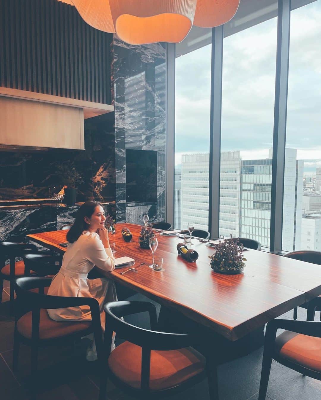 白澤貴子のインスタグラム：「You have to take a rest to enjoy enjoy your life everyday.  先日、ご招待いただいたウェスティンホテル横浜へ。  みなとみらいに今年オープンしたばかりのこのホテルはウェスティンが掲げるSleep Well、Eat Well、Move Well、Feel Well、Work Well、Play Wellの6つのウェルビーイングを至るところから感じられる作り。  圧巻の横浜の夜景を眺めながら食せる直火焼きグリルのレストランが非日常的な高揚感を掻き立ててくれた一方で、日本初のホテル名を冠したスパ施設や、その気がなくとも覗けば身体を動かしたくなるほどマシンが充実しているワークアウトスタジオ、吸い込まれるように眠れる最新のヘブンリーベッド、晴れていれば富士山を眺められる景色などなど、心も身体も休息を得られる魅力がギュッと詰めこまれていることがとても嬉しくて。  ウェルカムフルーツの豊富さやペットボトルを使わない飲料水の提供、ベッドの横に置かれた熟睡を促すアロマオイルといった部屋の細やかなホスピタリティも印象的だったな。  仕事もプライベートも全力で愉しむためには、休息を上手にとることが必要不可欠。  東京ではない、だけど思いついたらサッと行けるくらいの距離に心身共に休まると感じる場所をいくつか持ちあわせておきたいという思いが一層強くなっている今、こういったホテルをマイリストのひとつに加えておきたい。  そんな風に思えた贅沢な滞在でした。  Thank you @westinyokohama   #ウェスティンホテル横浜 #thewestinyokohama」