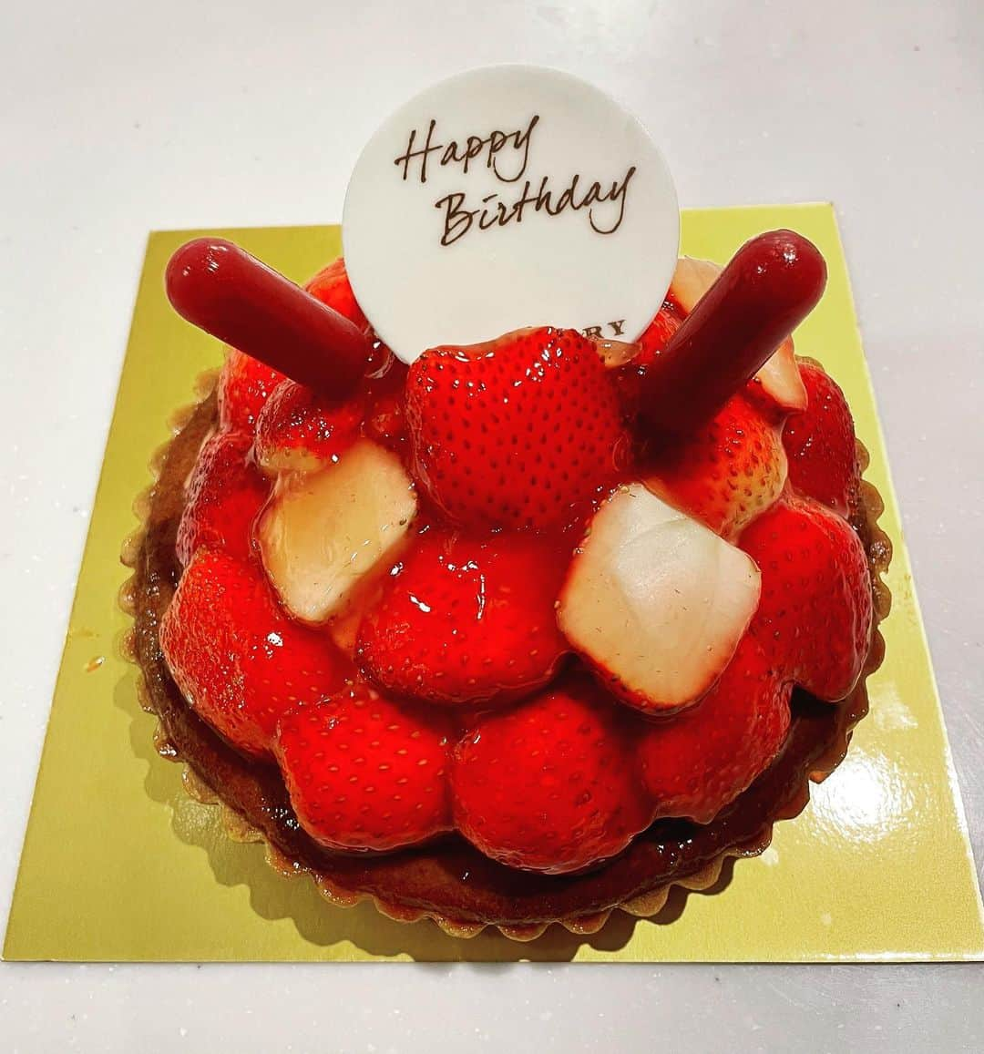 飛河蘭さんのインスタグラム写真 - (飛河蘭Instagram)「🎂🎂🎂12/1🎂🎂🎂 Mon anniversaire 🥳   今日から12月！ あと1ヶ月で今年も終わり！ そしてひとつ歳を重ねました🙋‍♂️  今年は外食が難しいのでいい肉も誕生日もお家でお祝い🏠  ふるさと納税で贅沢に海鮮丼😍 最近ご飯の時は大人しく見守ってくれている娘さんに感謝🥲 ケーキは寝かしつけた後に食べました👍🏻  毎日凄いスピードで成長している娘を近くで見ながら、一瞬で過ぎていく時間をもっと大切にしなきゃなぁ。と感じているけど、なかなか難しいのが現実ですね😂 早く成長してほしいけど、ずっと小さいままでいてほしい！ なんて矛盾した気持ちを抱えながら過ごしてます🙄  とにかく今日は沢山の支えてくれる方々と産んでくれた両親に感謝！！  #誕生日 #ふるさと納税 #生後5ヶ月 #そいねーる3 #令和4年ベビー」12月1日 20時55分 - chihiro94ran