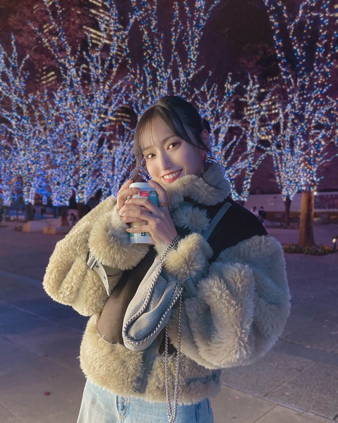 引地裕美のインスタグラム：「Hello🙌December🎅🎄🎁🎂 街がキラキラであふれてる✨  7日（水）オンライン撮影会📡 10日（土）フェスタソーレ撮影会📸 11日（日）KeePerクリスマス撮影会🎅 16日（金）ラジオ公開収録📻 23日（金）スマスマクリスマスLive🎤  ついに今年も残り1ヶ月💭 みんなに会えるの楽しみにしてます⭐️  #ゆうみ服 🧺#ムートンコート #coat #아우터  #UMine #japan #옷스타그램 #데일리룩 #코디스타그램 #每日穿搭 #일본 #오오티디룩 #얼스타그램 #照片 #粉我  #fashionblogger #WhatIWore #follow #fashionista #japanesegirl」