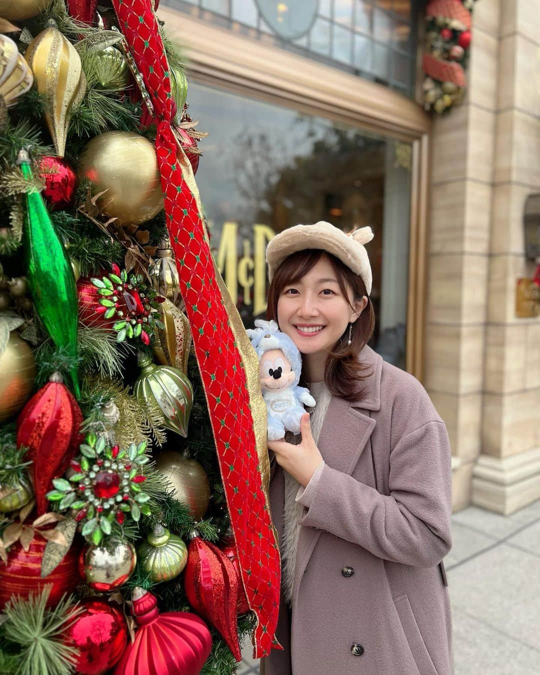 佐竹明咲美さんのインスタグラム写真 - (佐竹明咲美Instagram)「. 今日から12月🎄 空気が教えてくれるかのように 一気に冷え込みましたね❄️  私はここ数週間で、 今年に入って1番多くの 出会いや再会がありました🌷 仕事もプライベートも♪  ご縁に感謝して、 残り1ヶ月駆け抜けたいと思います⛄️  みなさん体調には気をつけて お過ごしください🍃  ................＊  先日クリスマス一色になった ディズニーシーへ行ってきました🎁 お相手はもちろんしほちゃん♡( @sadashiho ) オタク投稿は改めてさせてください🐭  #師走　#12月　#冬 #冬がはじまるよ  #TDS #東京ディズニーシー #ディズニー　#シー　#海 #クリスマス　#クリスマスディズニー  #Dオタ #ミキオタ」12月1日 12時31分 - asami_satake