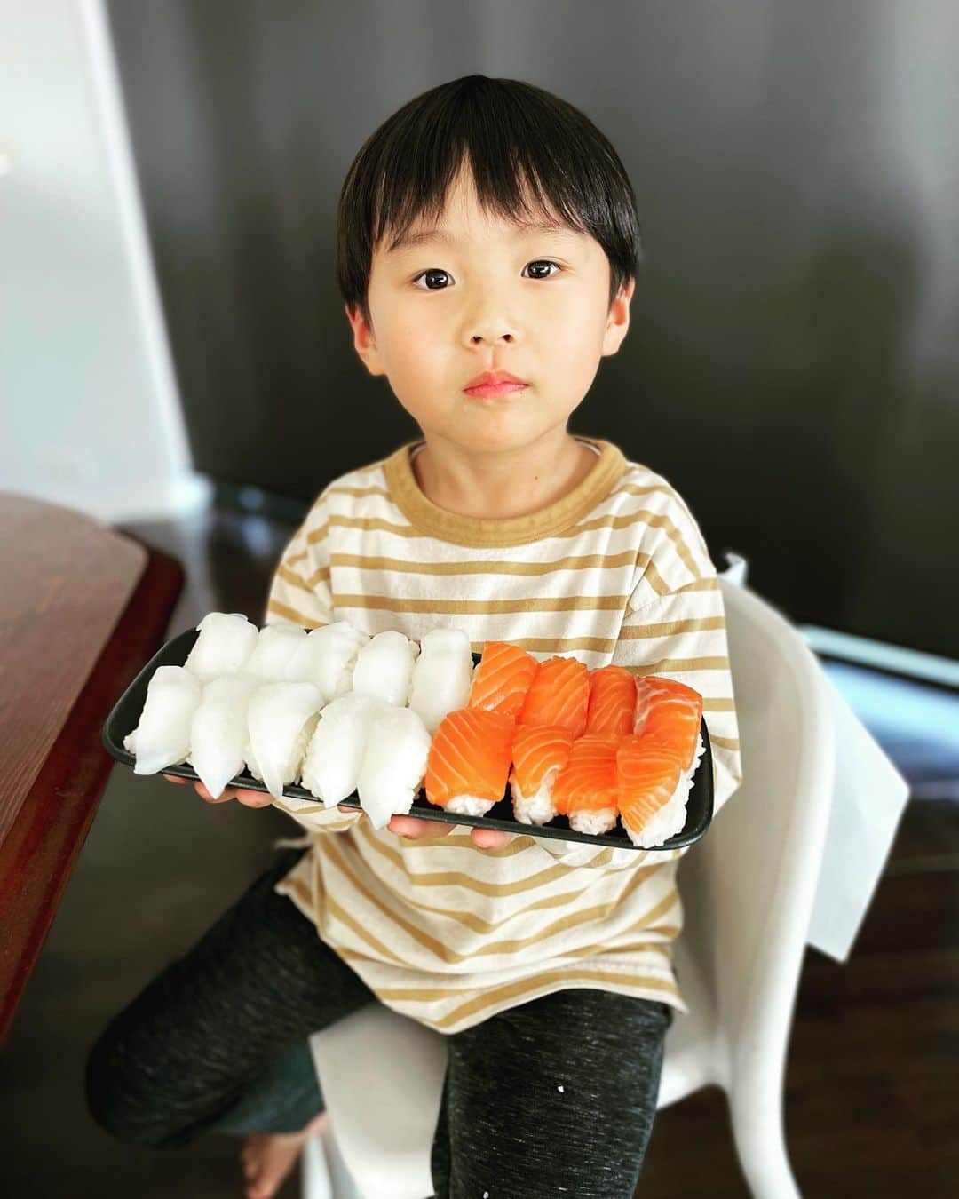 今井智基のインスタグラム：「New sushi restaurant just opens #長男が作ってくれました #2枚目のSが惜しい」