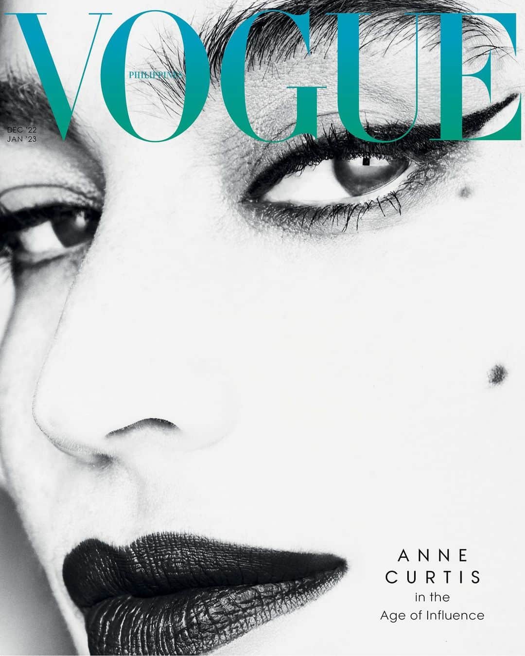 アン・カーティスのインスタグラム：「Get up close and personal with @annecurtissmith, the Philippines’ most influential personality.   The multifaceted media muse shares lessons on successfully navigating social media’s amplifying effects, her effusive spirit intact. Dressed in new classics—from embroidered barongs and modern ternos to designer tank tops and sustainable denim trousers—she opens up on things both real world and virtual including her diasporic upbringing.   Anne Curtis is in Vogue Philippines’ December 2022 - January 2023 issue, available in newsstands now. Get your copy by clicking on the link in bio.  Photographed by @markednicdao, fashion director @pamquinones, styled by @reneeedg assisted by @stevencoralde, makeup by @robbiepinera, hair by @santiagoraymond, nails by @extraordinail, art direction by @jannpascua, produced by @anzhizon, and written by @bamabellon, Vogue Philippines, December 2022 - January 2023.」