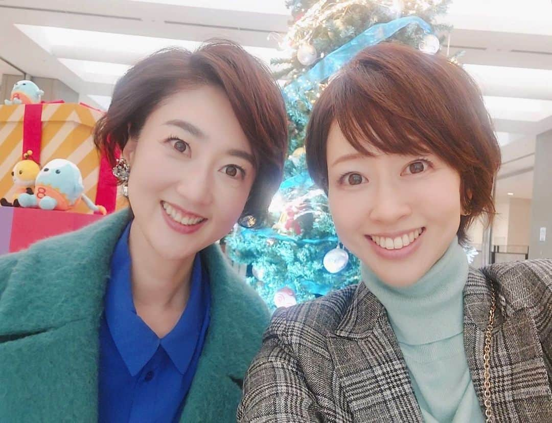 池尻和佳子さんのインスタグラム写真 - (池尻和佳子Instagram)「お隣りのかえちゃんとバタバタランチ♪いつも絶妙なタイミングで素敵なアイテムを渡してくれる💜  今日は、サロン仕様のハンドクリーム‼︎これで原稿もスムーズにめくれそうです😊いつも、ありがとう。  #ランチ#まさ庄#お寿司#バタバタ#しています #tnc#rkb#アナウンサー#昔から#仲良し#心の友 #津野瀬果絵 ちゃん#池尻和佳子#百道浜#仲間 #パヴェリア#ハンドクリーム#サロン仕様#lunch  #モイサージュ#ブライトニング#moissage  #ハンドアンドボディクリーム#木曜日#ランチ」12月1日 13時32分 - wakako_ikejiri_rkb