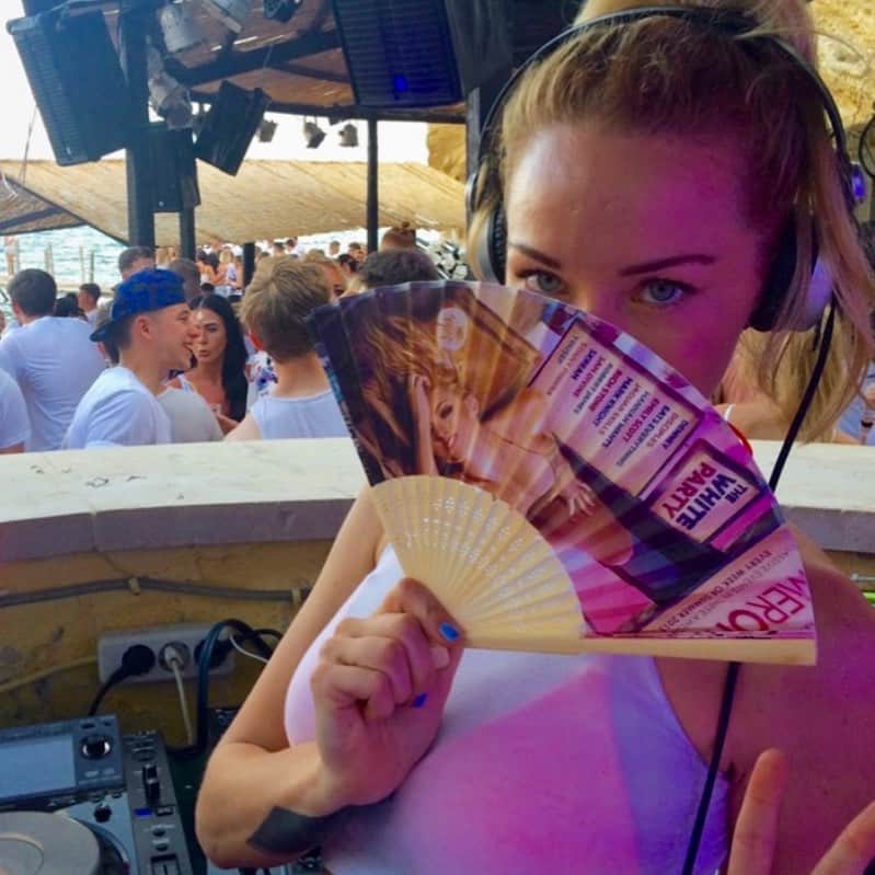 エミリー・スコットのインスタグラム：「Tb to this party, across the wooden bridge to the Agios Sostis in Zakynthos 🏝️」