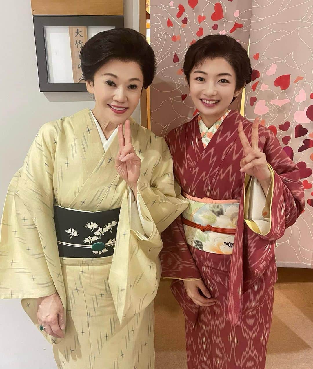 森田涼花のインスタグラム：「しのぶさんと！嬉しい〜！  「大竹しのぶさんといつか舞台で共演したい」と、 17才のころ初めて舞台に立った時から目標にしてきた ひとつの夢でした。  この台詞の意味がわからないなぁと考えていると しのぶさんがわかる？って隣にきて そっと寄り添ってくださったり、 新しく挑戦してみたあとに舞台袖で大丈夫だったかなぁと考えているとグーッと親指を立てて一緒に喜んでくれたり どこまでも温かくて優しくって  素敵な先輩との出会いは、 宝物でご褒美のような時間。 今までお芝居、続けてきて良かった…。  なんとも頼もしいこの座組で、 ひとつとなって作品を創ることの しあわせを噛み締めていた日々でした。」